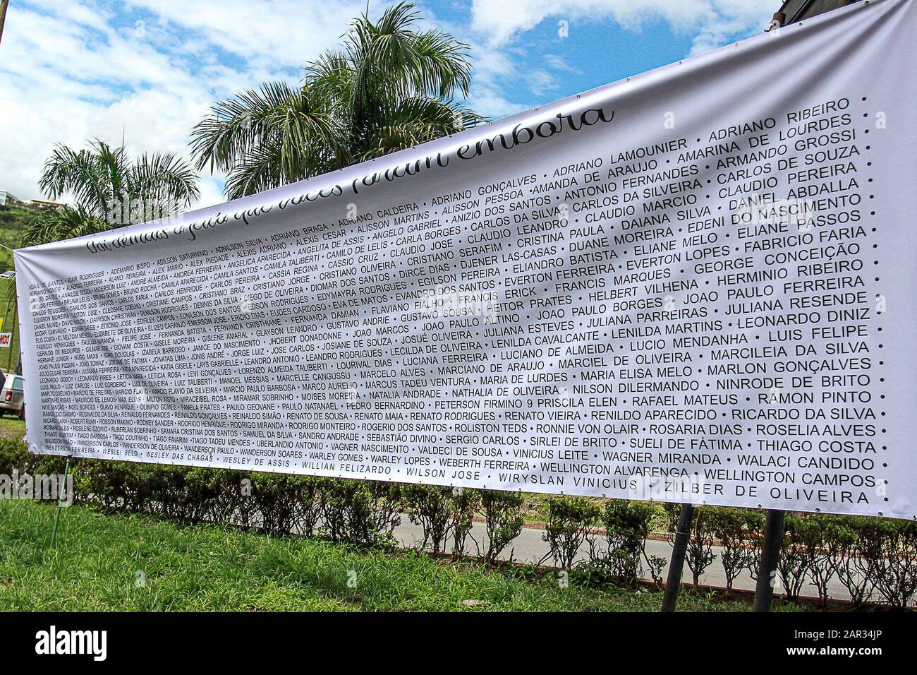 25 gennaio 2020, Brasile, Brumadinho: Su un banner sono i nomi delle vittime della diga scoppiare. Una diga della miniera di Córrego do Feijão si è rotta il 25 gennaio 2019, e un fangide ha rotolato su parti della pianta e degli insediamenti vicini vicino al villaggio di Brumadinho nello stato di Minas Gerais, seppellendo persone, case e animali. Nell'incidente sono morte 270 persone. Le indagini sono state dirette principalmente contro il gestore della miniera, la società brasiliana vale, una delle più grandi società minerarie del mondo, e la controllata della TÜV Süd tedesca, che aveva ispezionato il reservoi Foto Stock