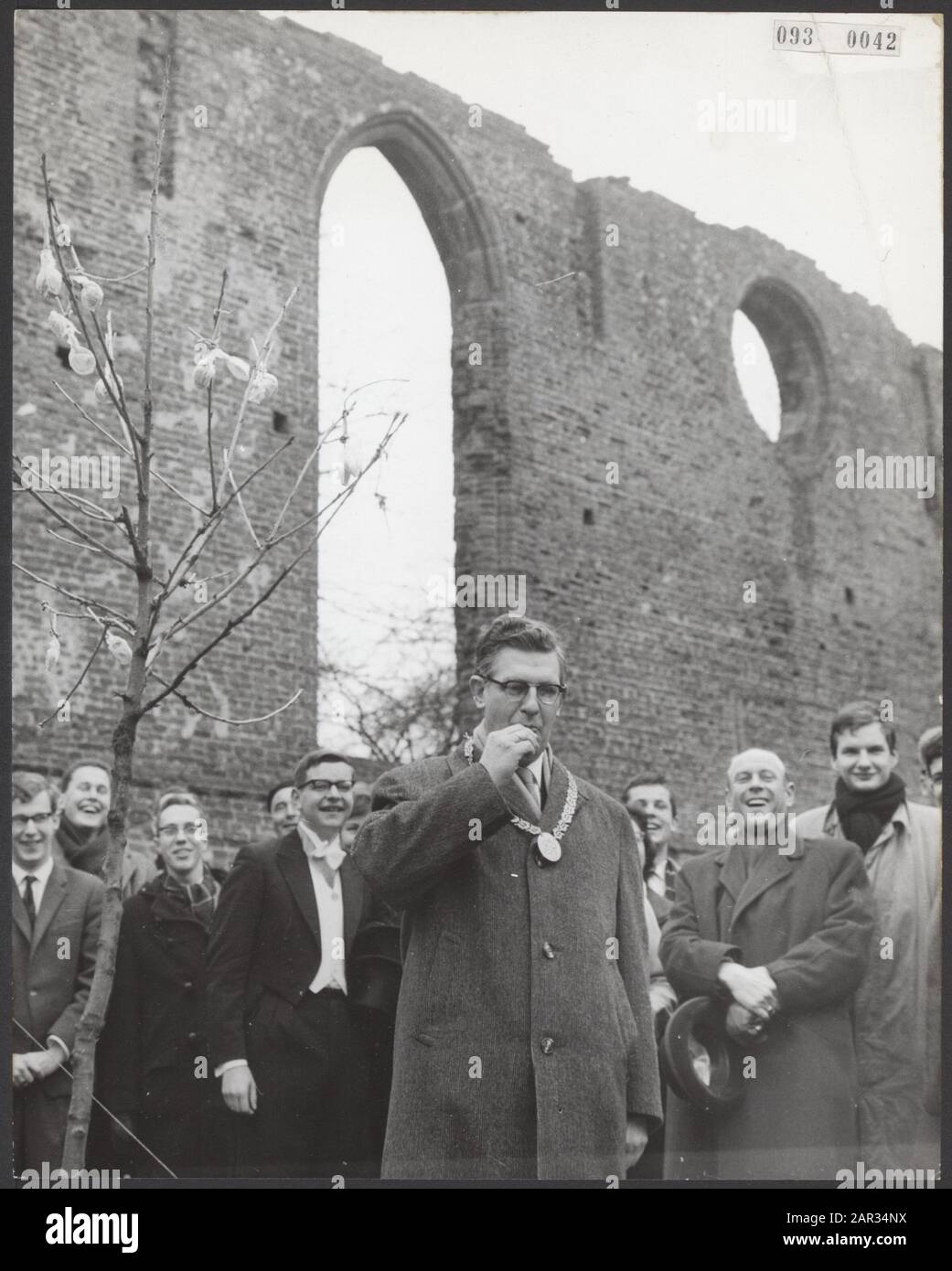L'Orchestra degli studenti olandesi farà le prove per tre settimane nella famosa Chiesa Delle Rovine di Bergen, sotto la direzione del direttore d'orchestra Jan Brussen. Il sindaco di Bergen, il signor De Ruiter, è stato offerto un albero di ciliegio dal presidente dell'orchestra per il prato della chiesa. L'albero è stato caricato con lollipop. Il sindaco gode di una lollipop Data: 6 gennaio 1964 luogo: Bergen, Noord-Holland Parole Chiave: Sindaci, orchestre, caramella Nome del Sito: Ruiter D., il nome dell'istituzione: Dutch Student Orchestra Foto Stock