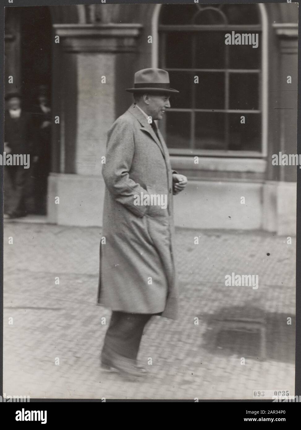 Casa degli Stati generali aperta. Primo Ministro W. Schermerhorn sulla strada per la Camera dei rappresentanti Data: 25 settembre 1945 luogo: L'Aia, Zuid-Holland Parole Chiave: Ministri, princsjesdagen Nome personale: Schermerhorn, Willem Foto Stock