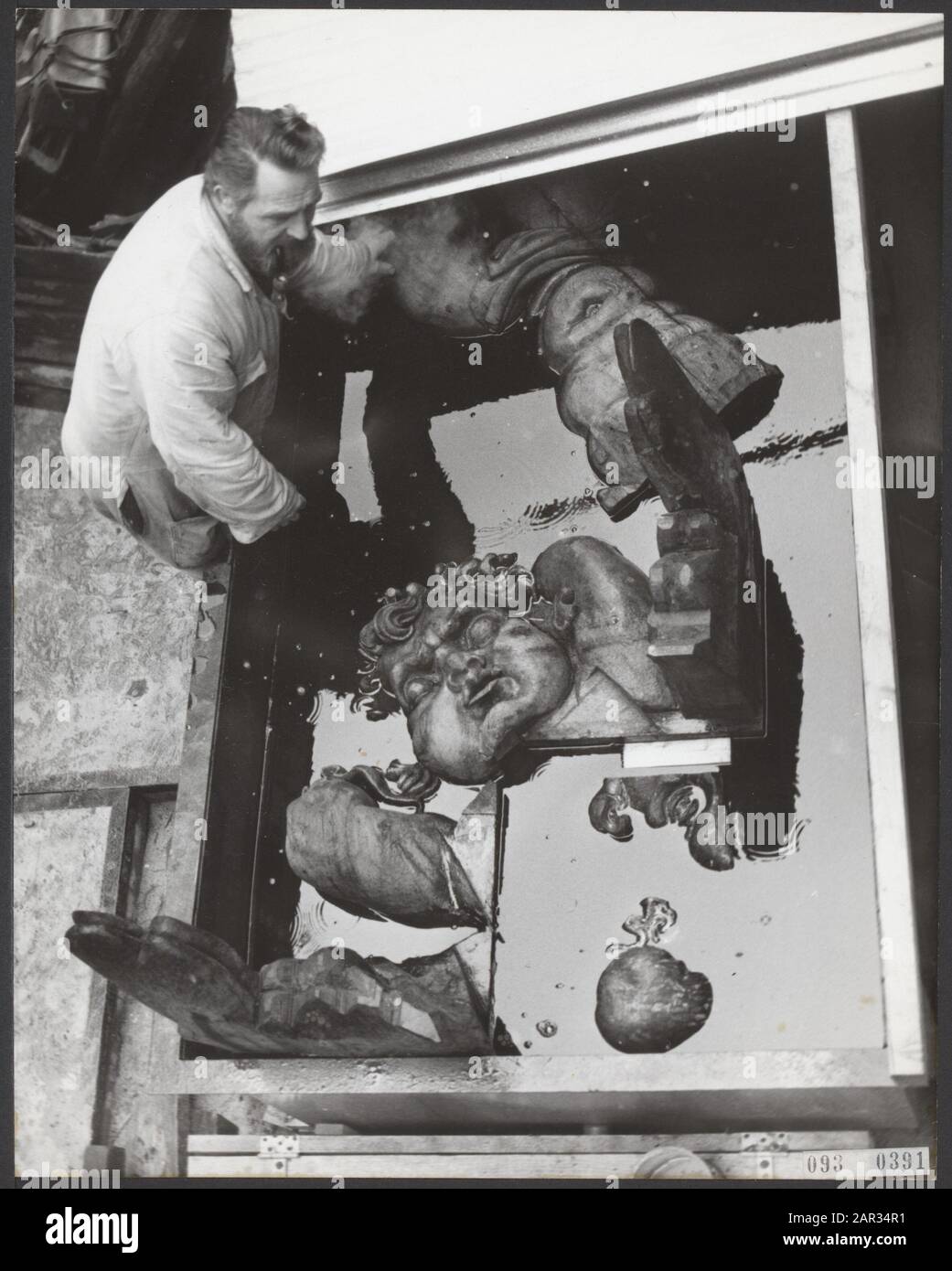 Serie 093-0391 t/m 093-0392 Decorazione E pulizia delle immagini degli angeli nella Nieuwe Kerk. Data: 31 marzo 1964 luogo: Amsterdam, Noord-Holland Parole Chiave: Immagini, restaurazioni Nome personale: Mooy M. Nome istituto: Nieuwe Kerk Foto Stock