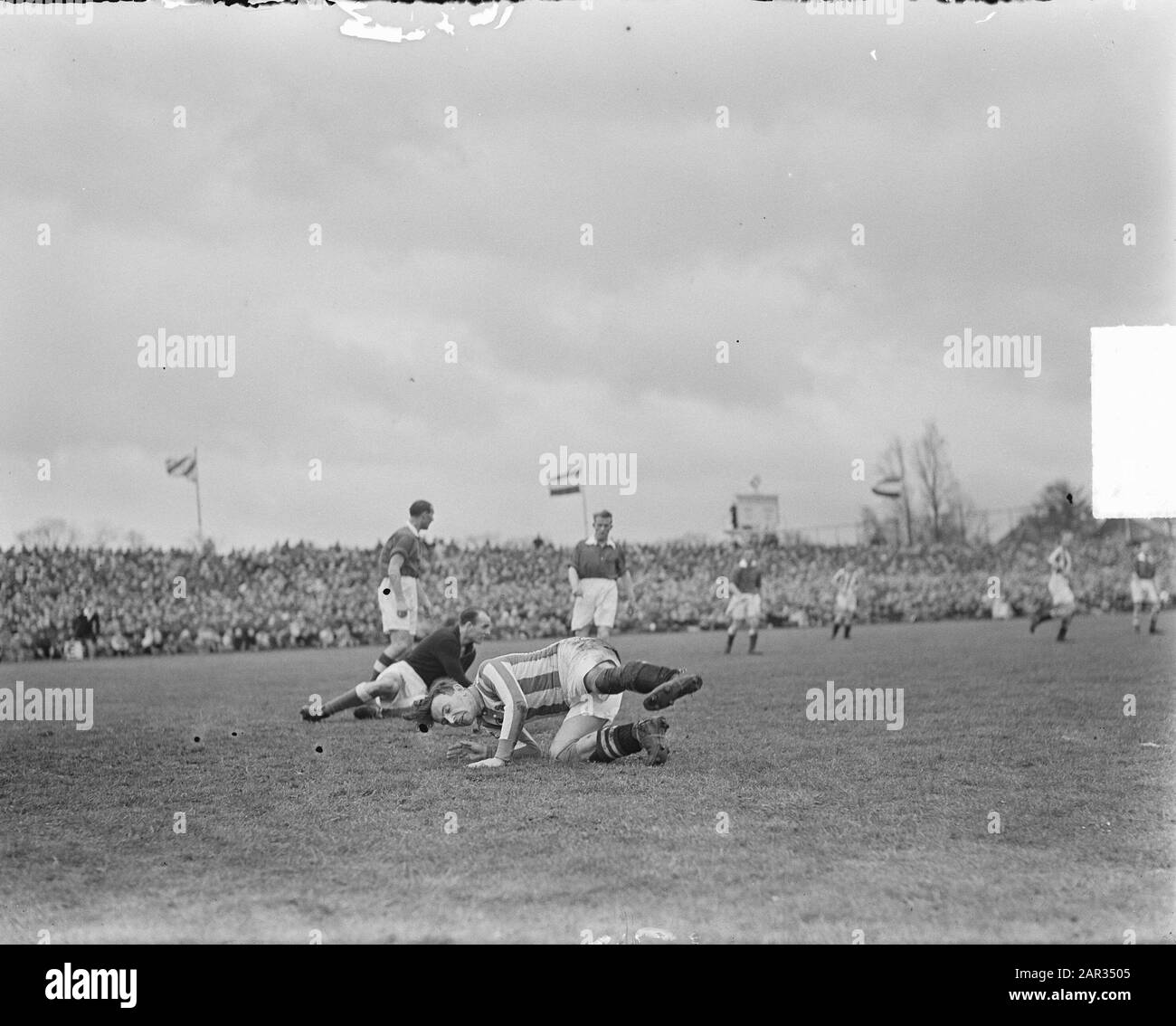 Heerenveen Versus Enschedese Boys 3-2, Abe Lastra Data: 10 Aprile 1950 Luogo: Friesland, Heerenveen Nome Del Personale: Enschedese Boys, Lestra, Abe Foto Stock