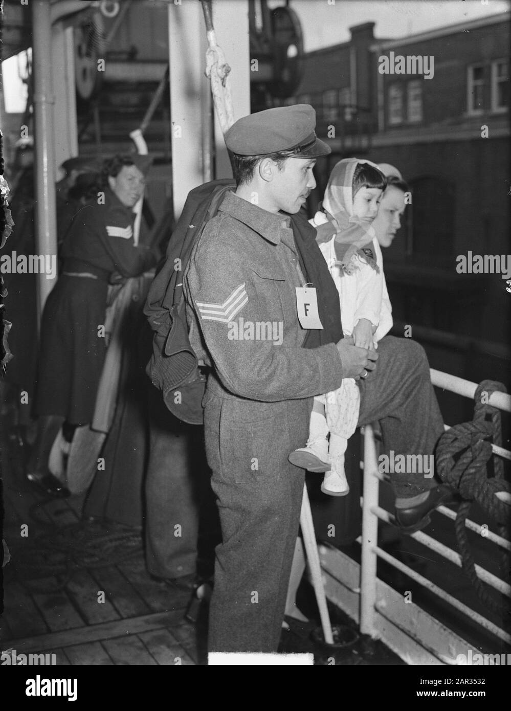Nave inglese 'Chitral' con 700 membri dell'ex KNIL con le loro famiglie arrivati ad Amsterdam Data: 18 ottobre 1950 luogo: Amsterdam Parole Chiave: Famiglie, militari, rimpatrio Nome dell'istituzione: KNIL Foto Stock