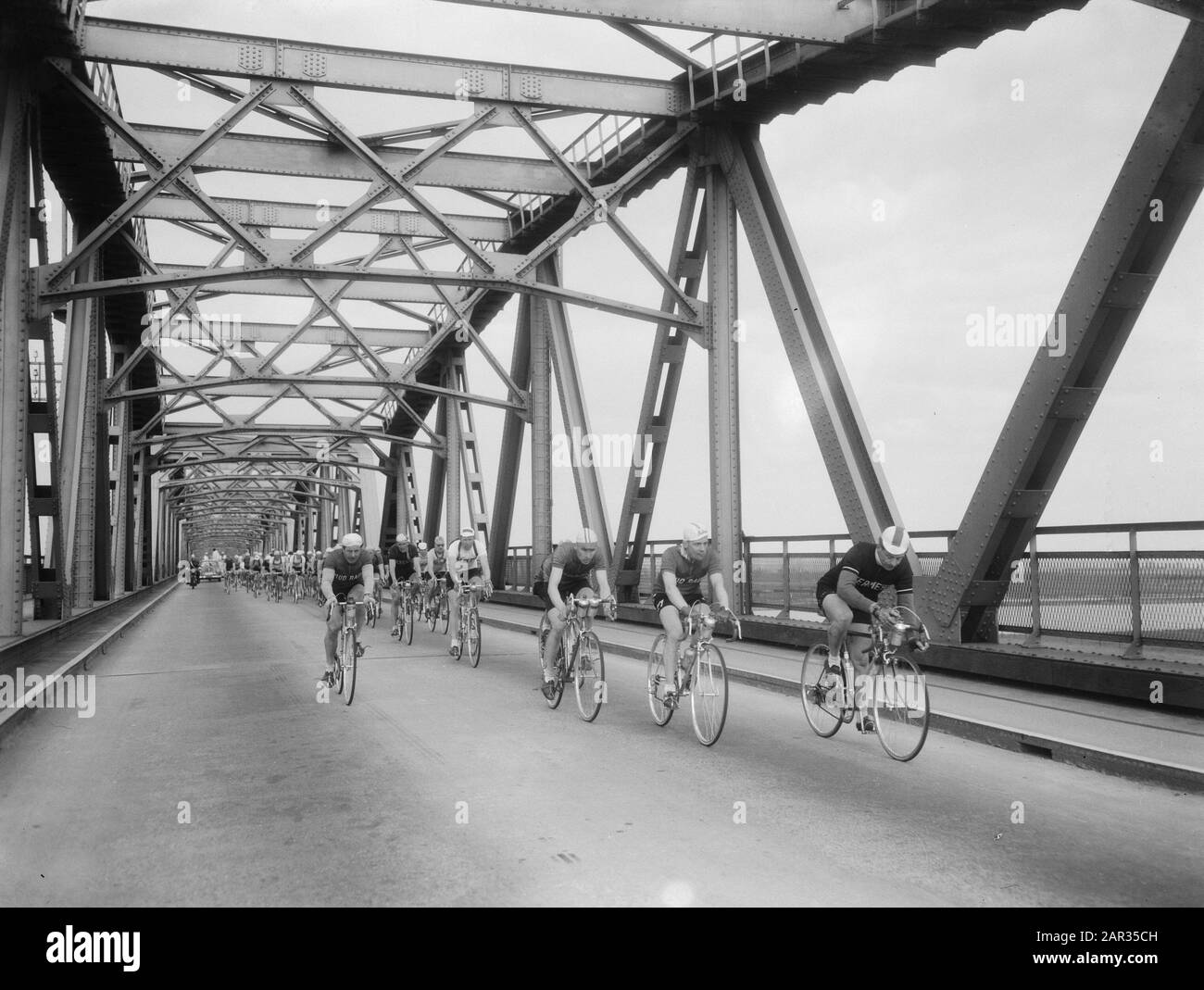 Tour dei Paesi Bassi, secondo giorno Data: 27 aprile 1954 Parole Chiave: Ciclisti Foto Stock