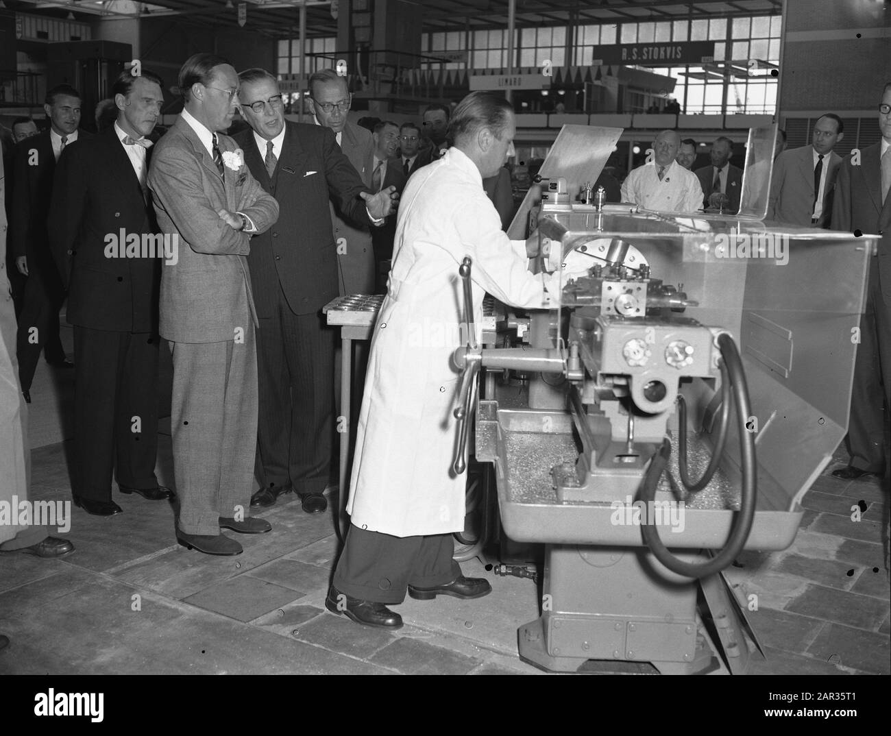 Prins Bernhard al Technic Show Utrecht Data: 7 giugno 1955 Località: Utrecht (città) Parole Chiave: EXHIBITIONS Nome personale: Bernhard, Prince Foto Stock