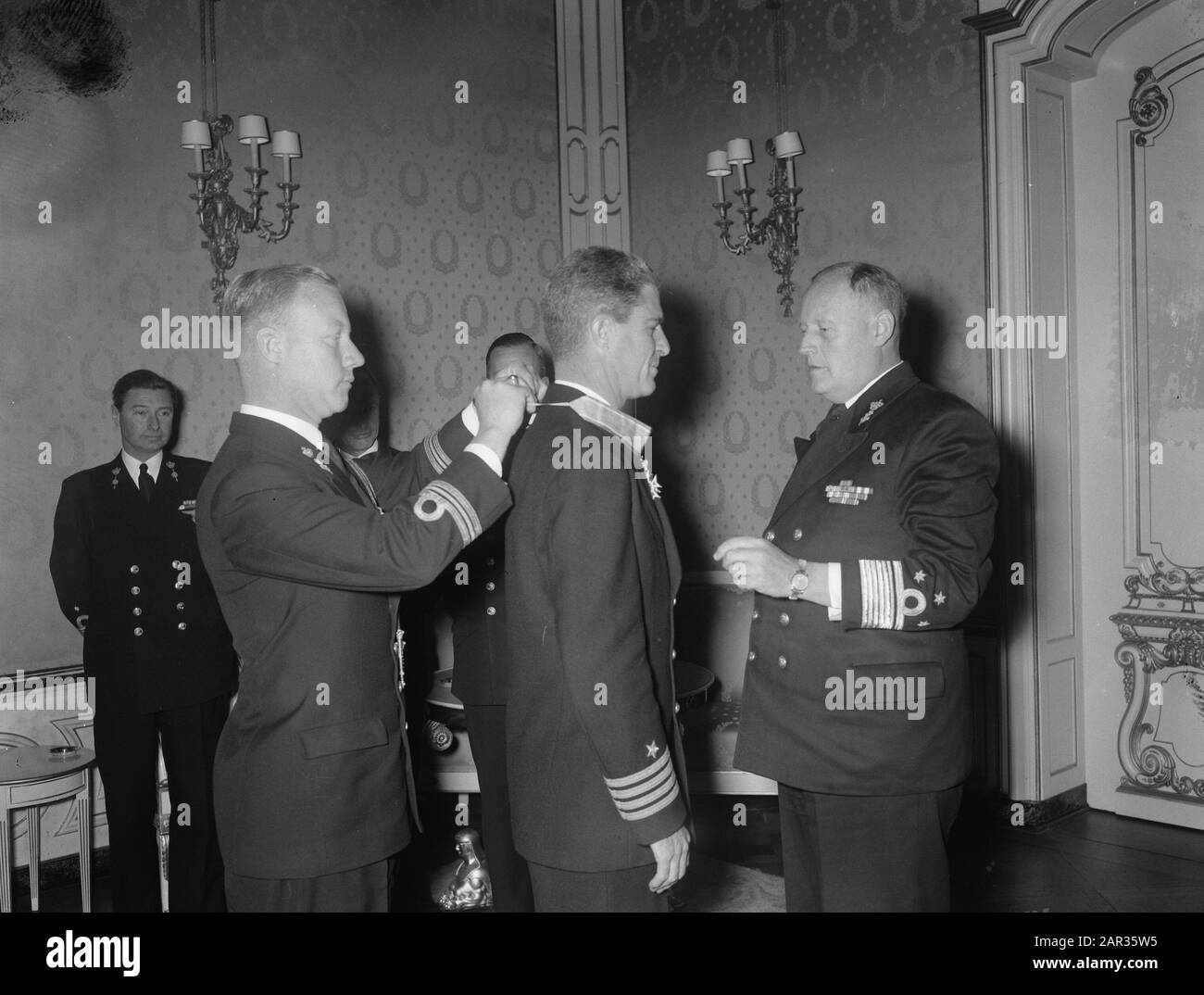Ordine di decorazione premio di Orange Nassau al capitano C. U. Bertholf da Admiral De Booy Data: 13 giugno 1955 Parole Chiave: Navy, premi Nome personale: Bertholf, U., Booy, [...] il Foto Stock