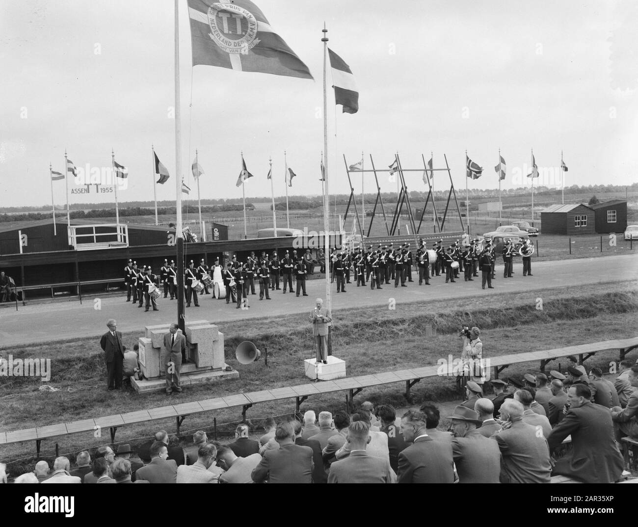 Apertura del nuovo circuito TT da parte del sindaco H. J. de Tren van Assen Data: 7 luglio 1955 posizione: Assi Parole Chiave: Sindaci, circuiti, defilés, motorsport Nome personale: TREN, H.J.de Foto Stock
