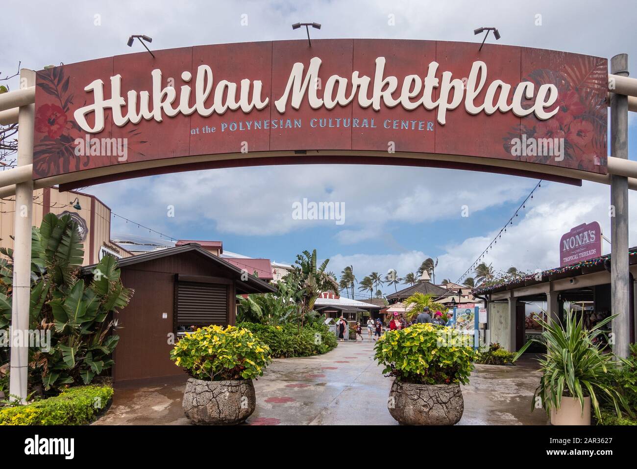 Laie, Oahu, Hawaii, Stati Uniti. - 09 Gennaio 2020: Centro Culturale Polinesiano. Cartello di benvenuto all'ingresso del mercato di Hukilau sotto il paesaggio blu. One-st Foto Stock