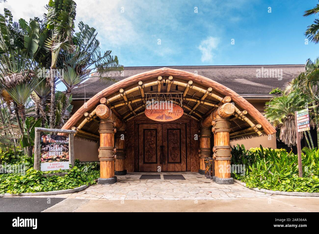 Laie, Oahu, Hawaii, Stati Uniti. - 09 Gennaio 2020: Centro Culturale Polinesiano. Grande entrata in legno al ristorante Island buffet sotto il cielo blu con molto Foto Stock
