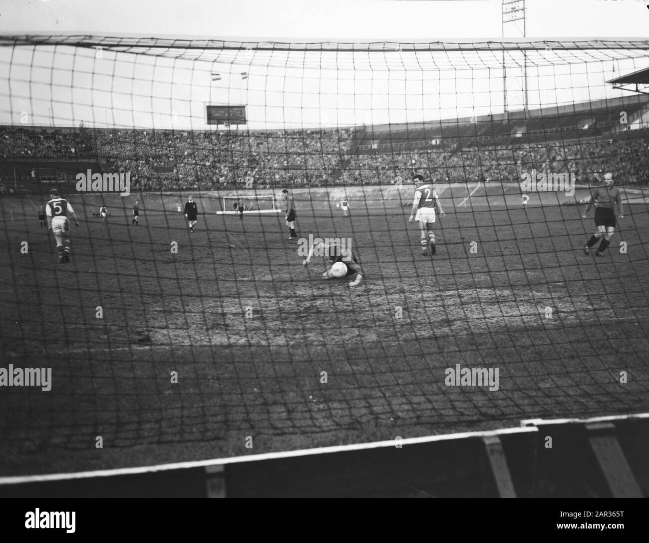 Calcio .Dutch Bondselftal vs FK Austria Wien 4-0 Data: 22 dicembre 1954 luogo: Amsterdam Parole Chiave: Sport, calcio Nome dell'istituto: Nederlands Bondselftal Foto Stock