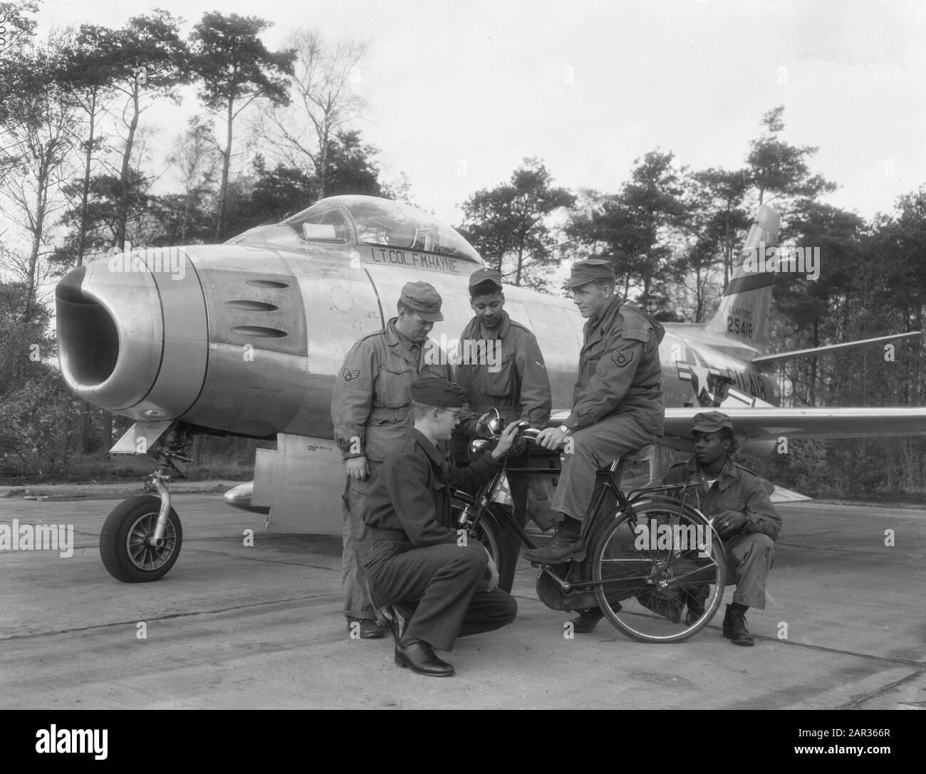 [North American F-86 Sabers of the USAFE 32 th Fighter Day Squadron staitioned at Soesterberg] Dutch Air Force Military with bicycle and Americans Data: 9 novembre 1954 luogo: Soesterberg, Utrecht Parole Chiave: Crew, JAYS, Branches Foto Stock