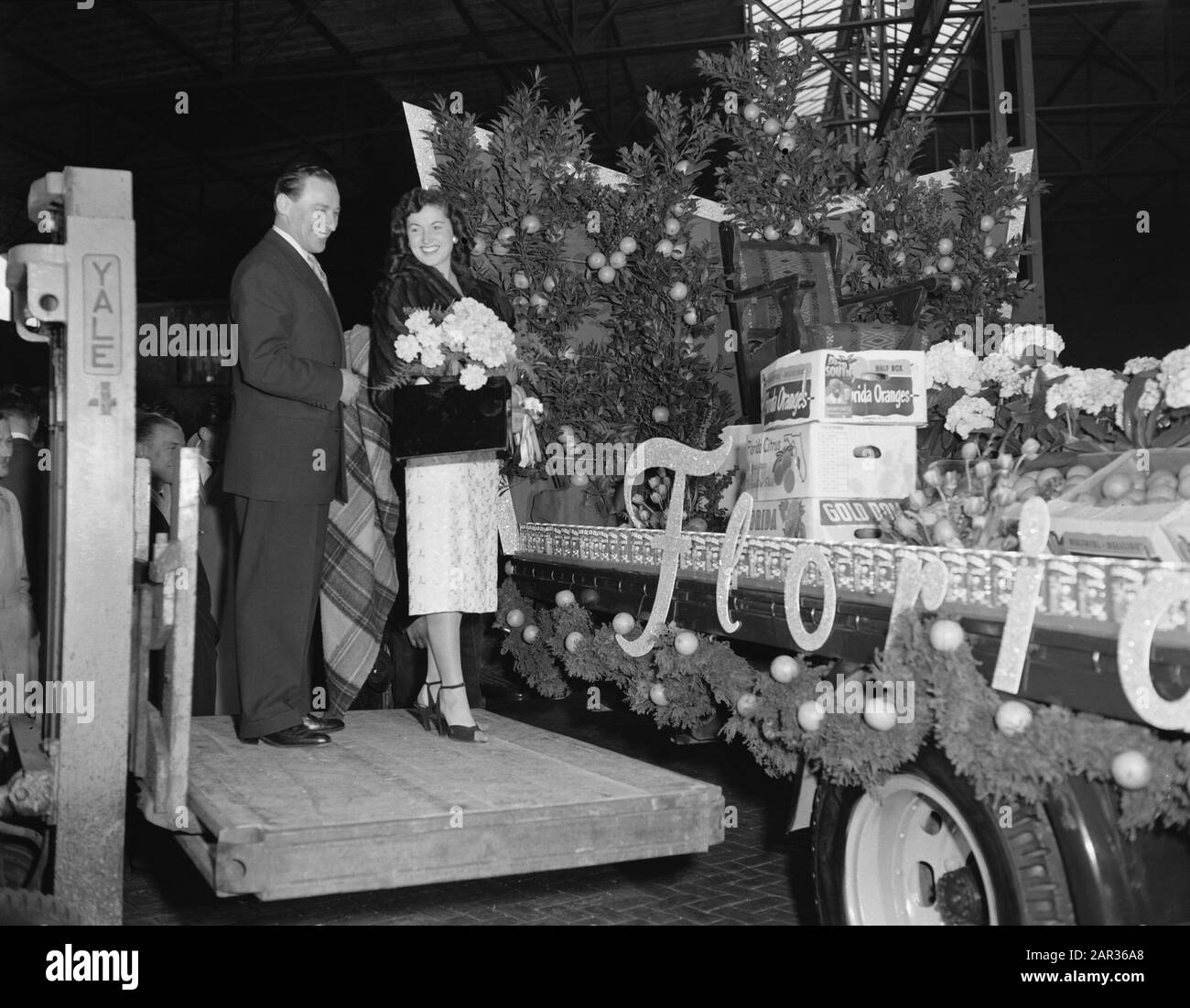 Queen Miss Saly Audrey dà frutto per i malati di Rotterdam/interessati Data: 29 Marzo 1955 Località: Rotterdam, Sud-Olanda Parole Chiave: Fruit, Sick Nome del personale: Queen Miss Saly Audrey , uno sparatutto j m, merwe, presto shed, zuiderziekenhuis Foto Stock