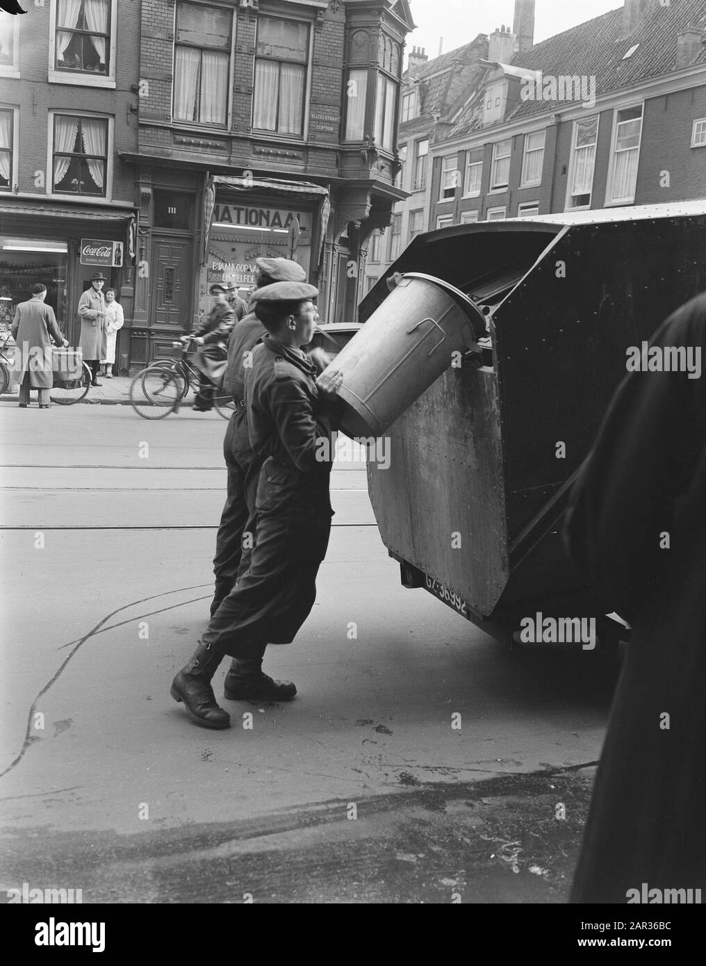 Impressionante pulizia della città Amsterdam, soldati fare il servizio Data: 4 aprile 1955 posizione: Amsterdam, Noord-Holland Parole Chiave: Servizio, Soldati, Scioperi, pulizia della città Foto Stock