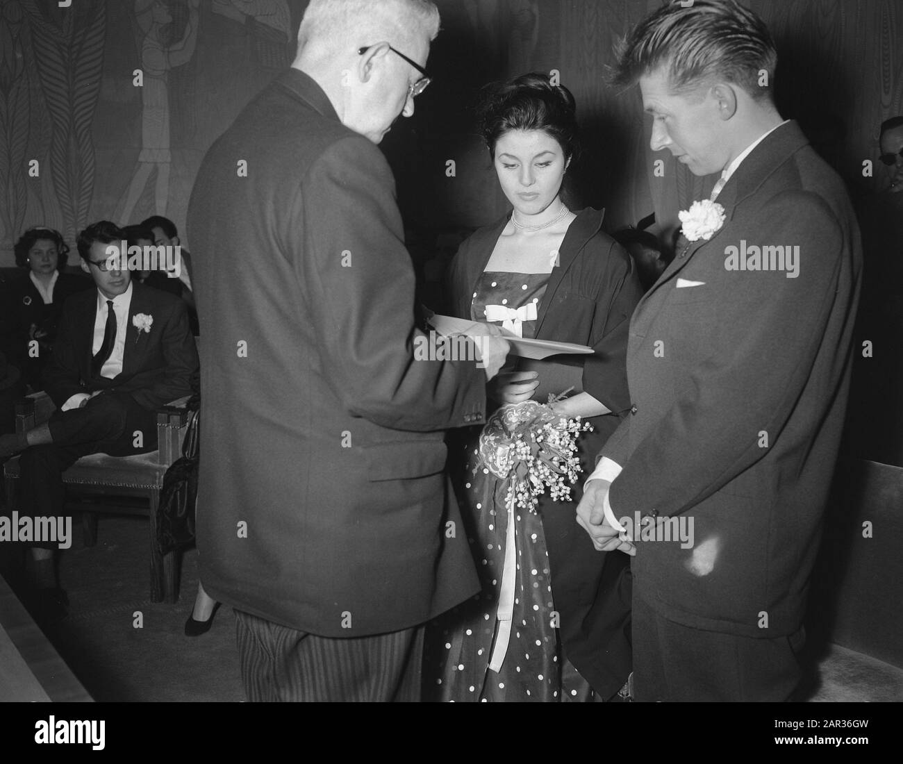 Il Comico Roland Waher Sposa Lily Scarengi. Testimoni Cees De Lange E Lou Bandij Data: 23 Marzo 1956 Parole Chiave: Testimoni, Eventi Di Nozze Nome Personale: Bandij, Lou, Cees De Lange, Scarengi, Lily, Wagter, Roland Foto Stock