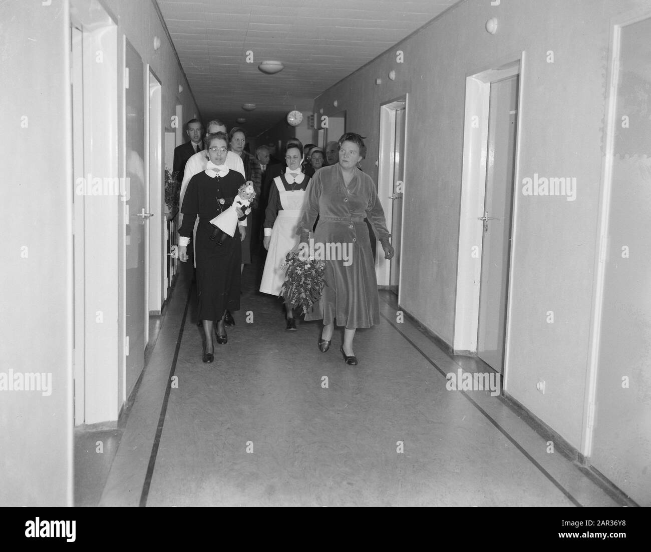 Visita di lavoro Regina Juliana ad Arnhem, apertura Diaconessenhuis Data: 23 Novembre 1955 Località: Arnhem Parole Chiave: Visite, regine, casa reale, aperture, ospedali Nome personale: Juliana, Regina Foto Stock