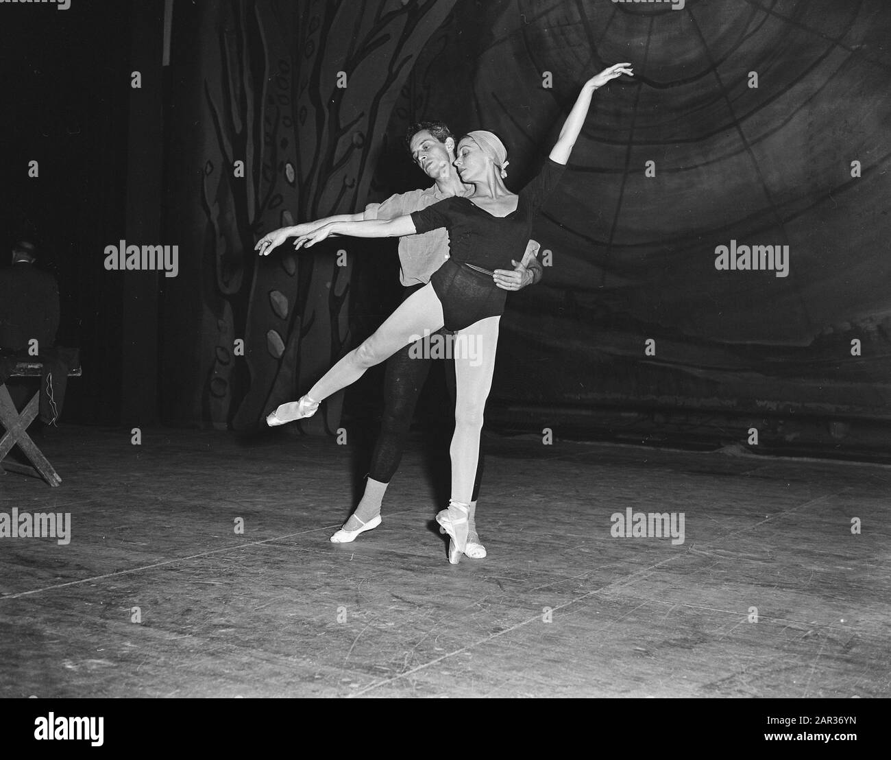 Yvette Chaurice (ballerino francese) e Jouly Algeraf prova per balletto Opera olandese Data: 2 dicembre 1955 Parole Chiave: Balletto, ballerini, prova Nome personale: Jouly Algeraf, Opera Olandese, De, Yvette Chaur Foto Stock
