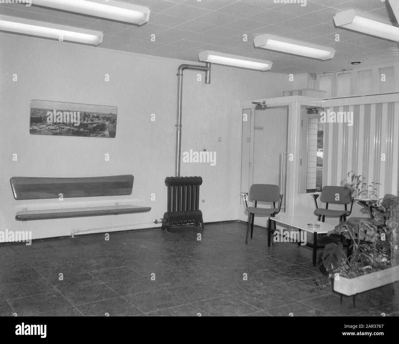 Cessione Cassa risparmio per la Città di Amsterdam, filiale Sumatrastraat Data: 12 aprile 1965 Località: Amsterdam, Noord-Holland Parole Chiave: Uffici Foto Stock