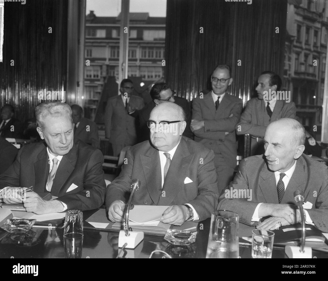 Consiglio dei ministri CEE riunito a Bruxelles, delegazione Belgio Data: 26 luglio 1965 luogo: Belgio, Bruxelles Parole Chiave: Delegazioni, ministri Foto Stock