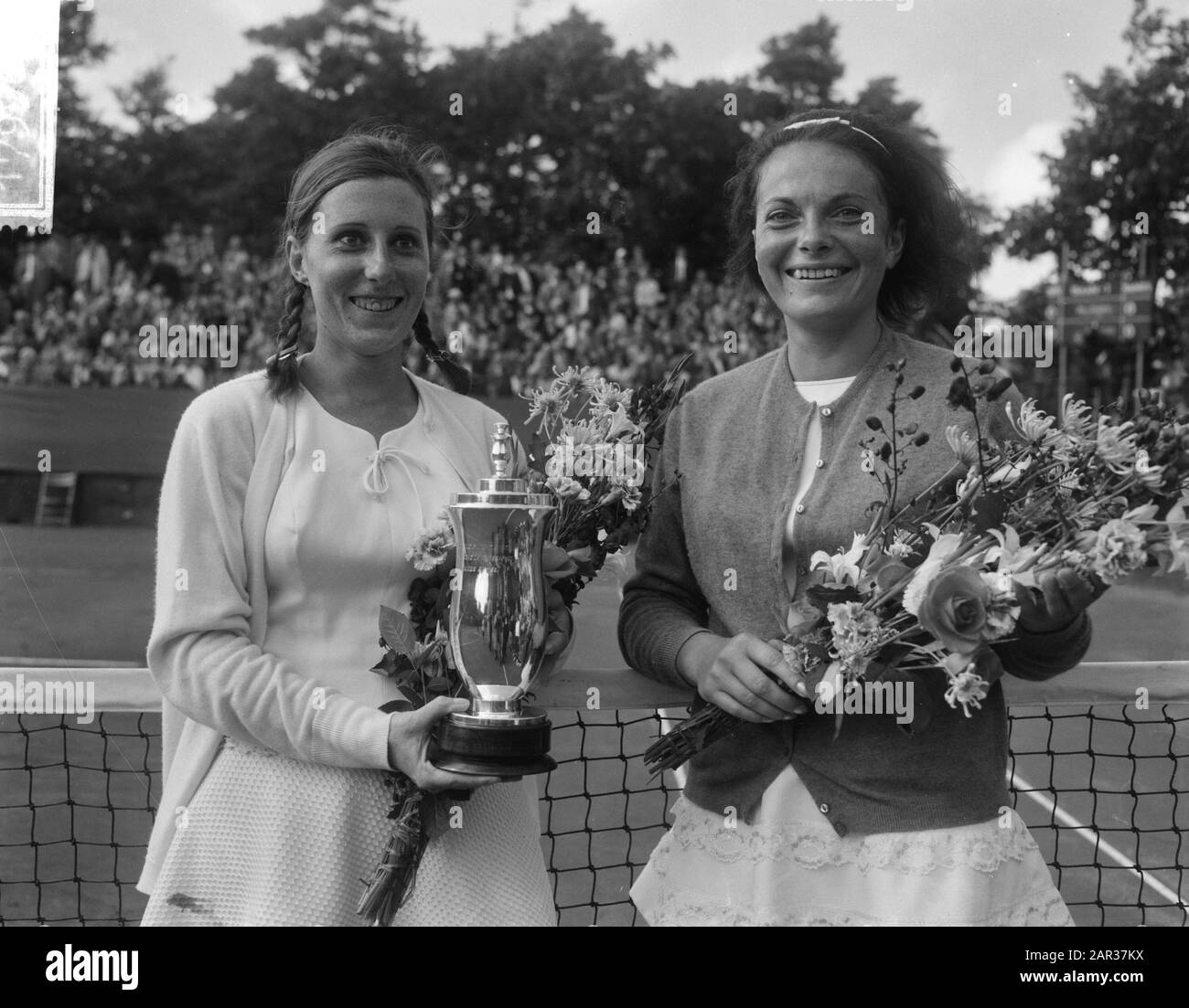 Tennis a Hilversum, le donne single sinistra Miss F. Durr (Francia) con coppa, destra Miss E. Buding (Germania) Data: 25 Luglio 1965 Località: Germania, Francia, Hilversum Parole Chiave: Tennis, tazze Nome personale: E. Buding, F. Durr Foto Stock