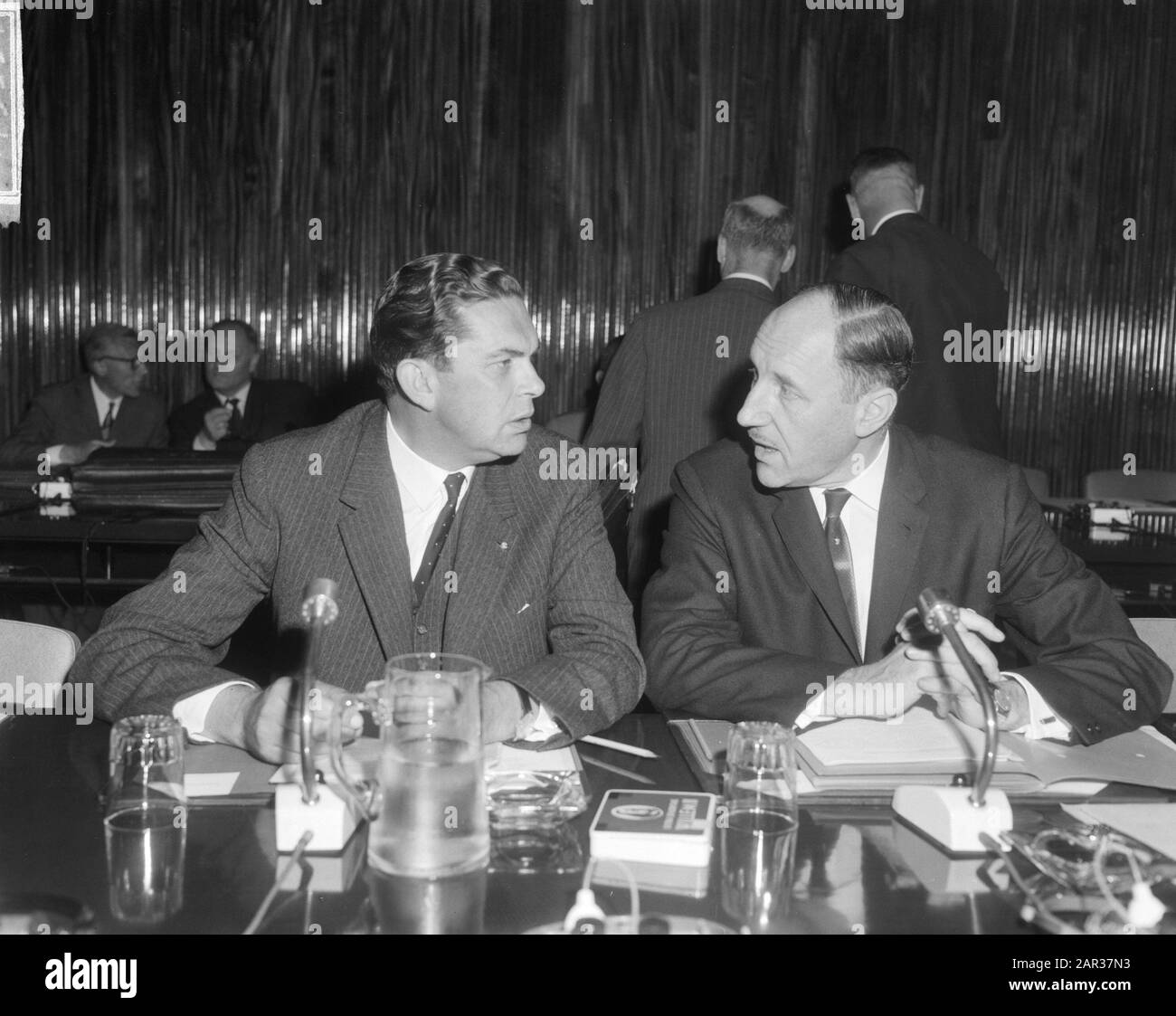 Consiglio dei ministri CEE riunito a Bruxelles, Biesheuvel e Luns Data: 26 luglio 1965 luogo: Bruxelles Parole Chiave: Ministri Nome personale: LUN, J.A.M.H., Luns, Joseph Foto Stock