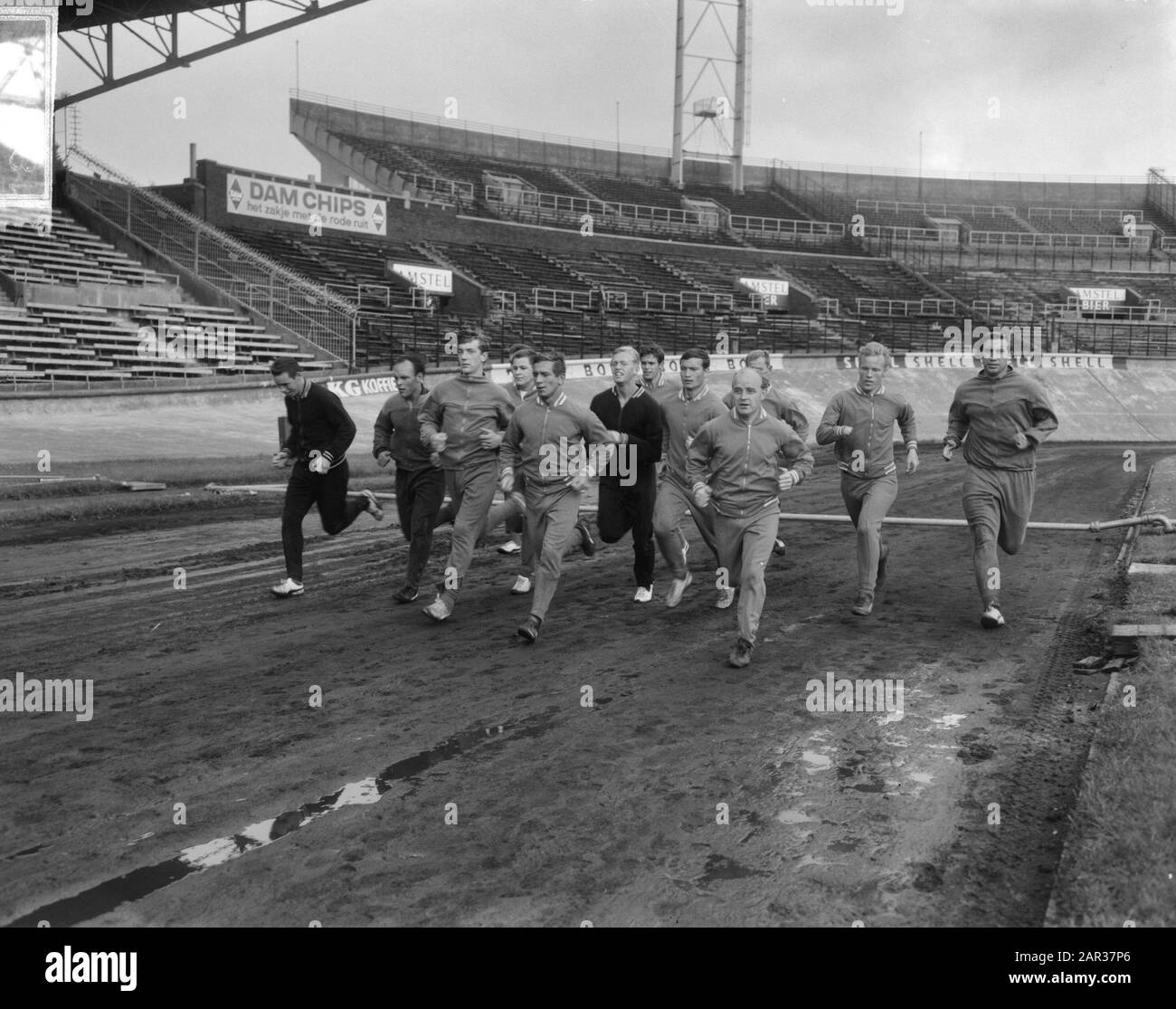 DWS in formazione, nel piano forestale, la squadra nello Stadio Olimpico Data: 3 agosto 1965 Parole Chiave: Sport, corsi di formazione, calciatori Nome istituzione: Olympic Stadium Foto Stock