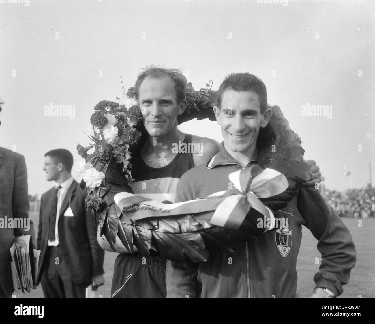 Marathonloop internazionale a Enschede, Steylen (a sinistra) e Van der Driesse in krans Data: 28 agosto 1965 luogo: Enschede Parole Chiave: Marathonloop Foto Stock