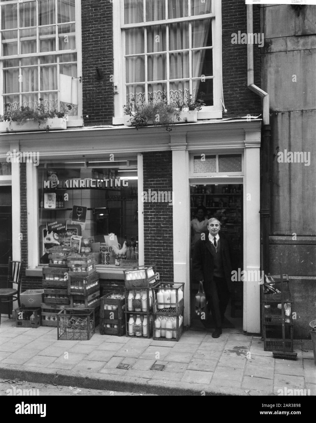 Attore Leen Jongewaard in un negozio di alimentari al Singel di Amsterdam Leen Jongewaard mentre lascia il negozio Annotazione: Assegnazione Veenhoven Data: 18 ottobre 1965 luogo: Amsterdam, Noord-Holland Parole Chiave: Attori, generi alimentari, negozi Nome personale: Jongewaard, Leen Foto Stock