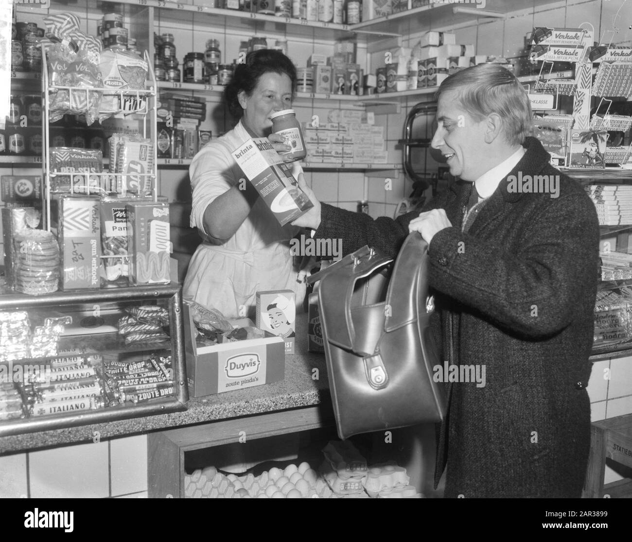 Attore Leen Jongewaard in un negozio di alimentari al Singel di Amsterdam negozio alimentare, negozi, alimentari, attori Annotazioni: Assegnazione Veenhoven Data: 18 ottobre 1965 Località: Amsterdam, Noord-Holland Parole Chiave: Attori, alimentari, negozi Nome personale: Jongewaard, Leen Foto Stock