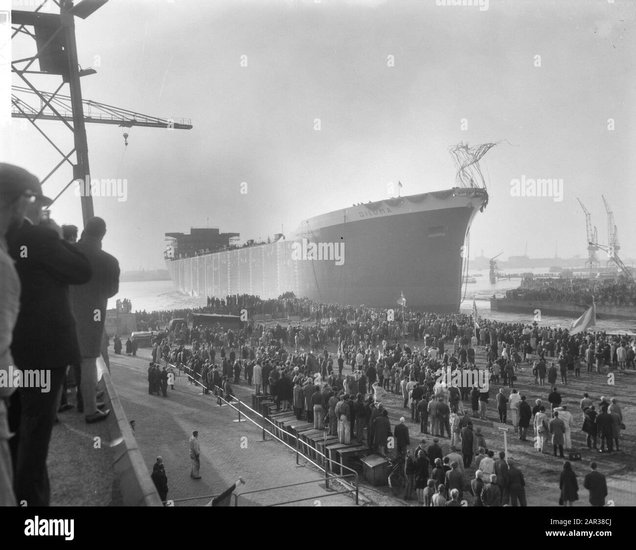 Lancio della motonave Diloma di 63.400 tonnellate al NDSM di Amsterdam (la più grande nave cisterna mai lanciata ad Amsterdam) lancio, navi, cantieri navali, cerimonie Data: 22 ottobre 1965 luogo: Amsterdam, Noord-Holland Parole Chiave: Cerimonie, cantieri navali, navi, lancio Nome istituzione: NDSM Foto Stock