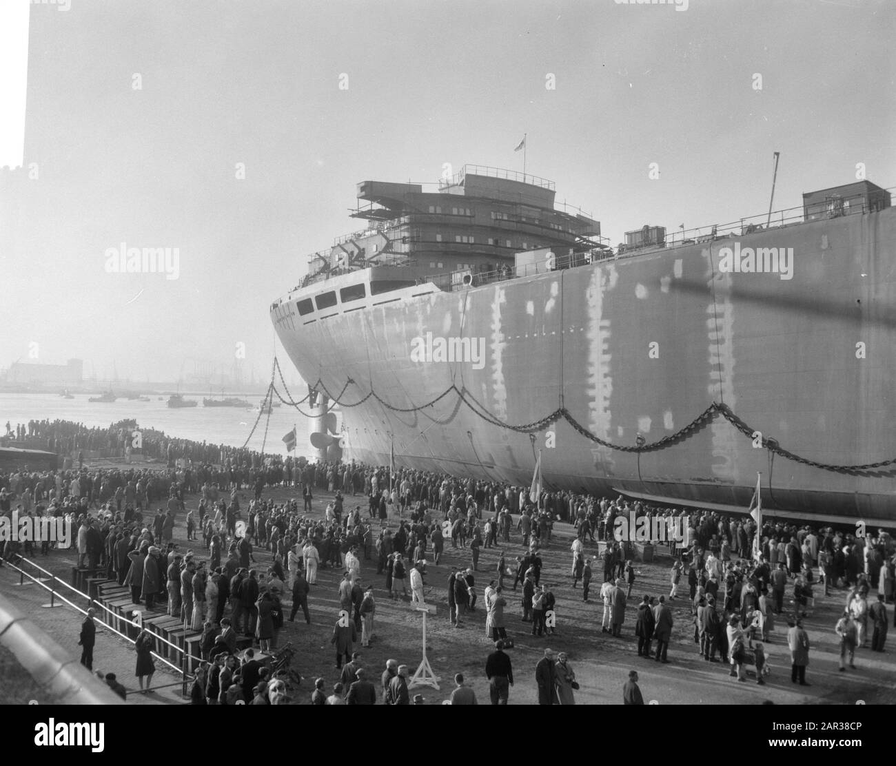 Lancio della motonave Diloma di 63.400 tonnellate al NDSM di Amsterdam (la più grande nave cisterna mai lanciata ad Amsterdam) lancio, navi, cantieri navali, cerimonie Data: 22 ottobre 1965 luogo: Amsterdam, Noord-Holland Parole Chiave: Cerimonie, cantieri navali, navi, lancio Nome istituzione: NDSM Foto Stock