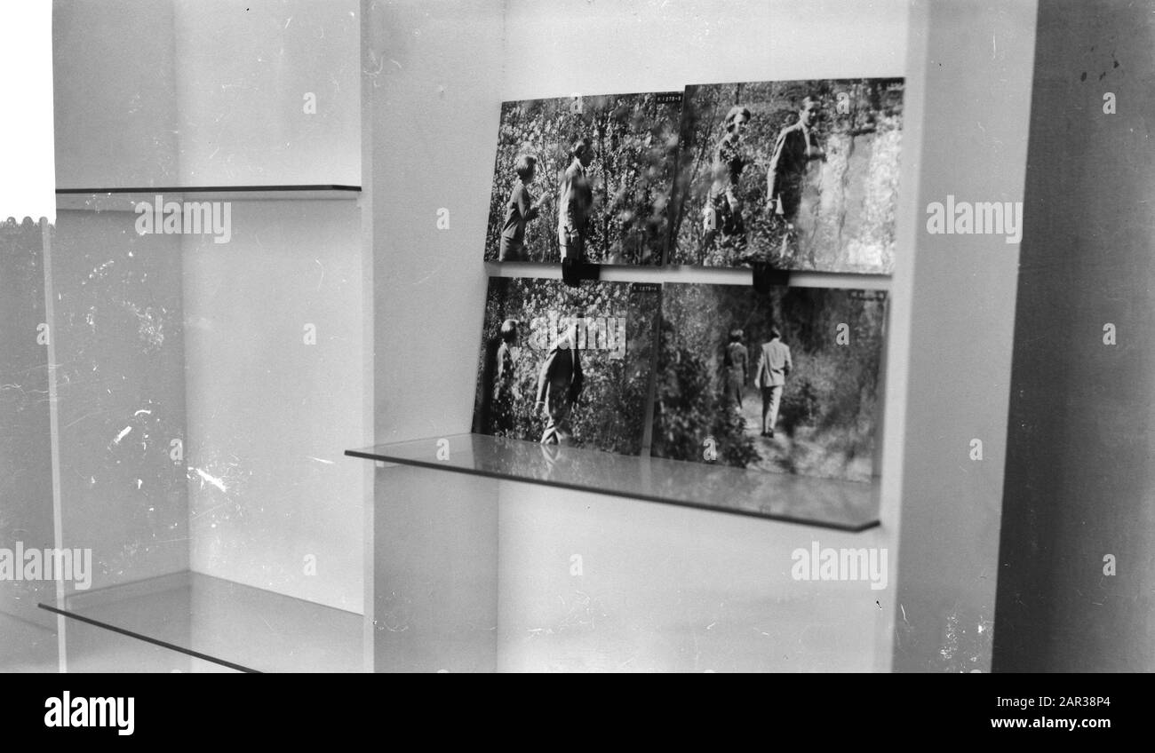 Foto della Principessa Beatrix e Claus von Amsberg nel giardino del castello Drakensteyn del fotografo John de Rooy al World Press Photo Exhibition 1965 all'Aia Data: 3 dicembre 1965 Parole Chiave: Fotografia, principesse, mostre, concorsi Nome personale: Beatrice (Principessa Ereditaria Olanda), Claus (Principe Olanda), Rooy, J. De Institutionname: World Press Photo Foto Stock