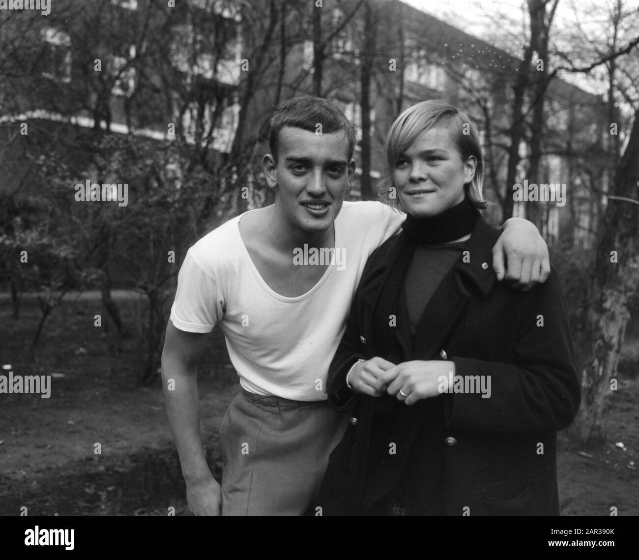 National Christmas Veldloop HDZ in Vondelpark, Rita Tigelaar ha vinto alle Signore, Johan Schans agli uomini Data: 26 Dicembre 1965 luogo: Amsterdam, Noord-Holland Parole Chiave: Atleti, atletica, sport, passeggiate sul campo Nome personale: Schans, Johan, Tigelaar, Rita Foto Stock