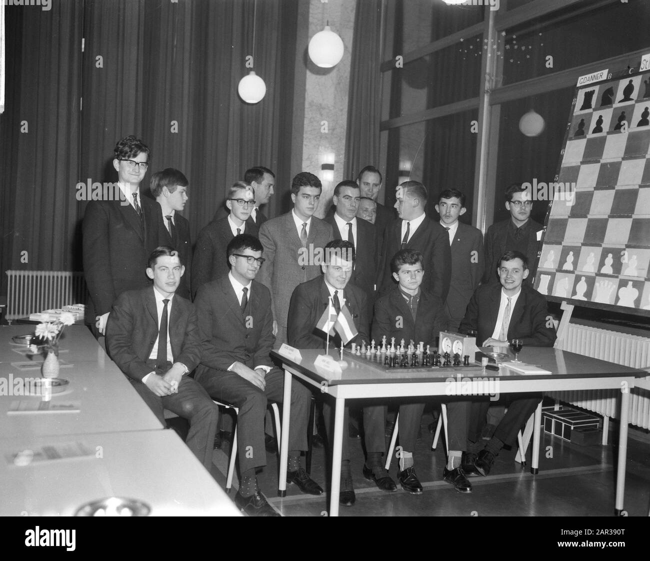 Torneo Internazionale Di Scacchi Giovanili A Groningen, Partecipanti: Andrew Whiteley (Gb), Lennart Liljedahl (Svezia), André Lombard (Svizzera), Mr. Www, Pedrag Ostojik (Z-Sl.), sig. Zzz, Georg Pollak (Germania), Laszlo Vadasz (Ungheria), Hans Ree (Nl). Prima Fila: Bent Contro Pedersen (Danimarca), Czeslaw Jedrzejek (Polonia), Georg Danner (Austria), Victor Kuprejtschik (Russia), Henk Ables (Nl). Data: 27 dicembre 1965 luogo: Groningen Parole Chiave: Ritratti di gruppo, scacchi, sport Foto Stock Torneo Internazionale Di Scacchi Giovanili A Groningen, Partecipanti: Andrew Whiteley (Gb), Lennart Liljedahl (Svezia), André Lombard (Svizzera), Mr. Www, Pedrag Ostojik (Z-Sl.), sig. Zzz, Georg Pollak (Germania), Laszlo Vadasz (Ungheria), Hans Ree (Nl). Prima Fila: Bent Contro Pedersen (Danimarca), Czeslaw Jedrzejek (Polonia), Georg Danner (Austria), Victor Kuprejtschik (Russia), Henk Ables (Nl). Data: 27 dicembre 1965 luogo: Groningen Parole Chiave: Ritratti di gruppo, scacchi, sport Foto Stock