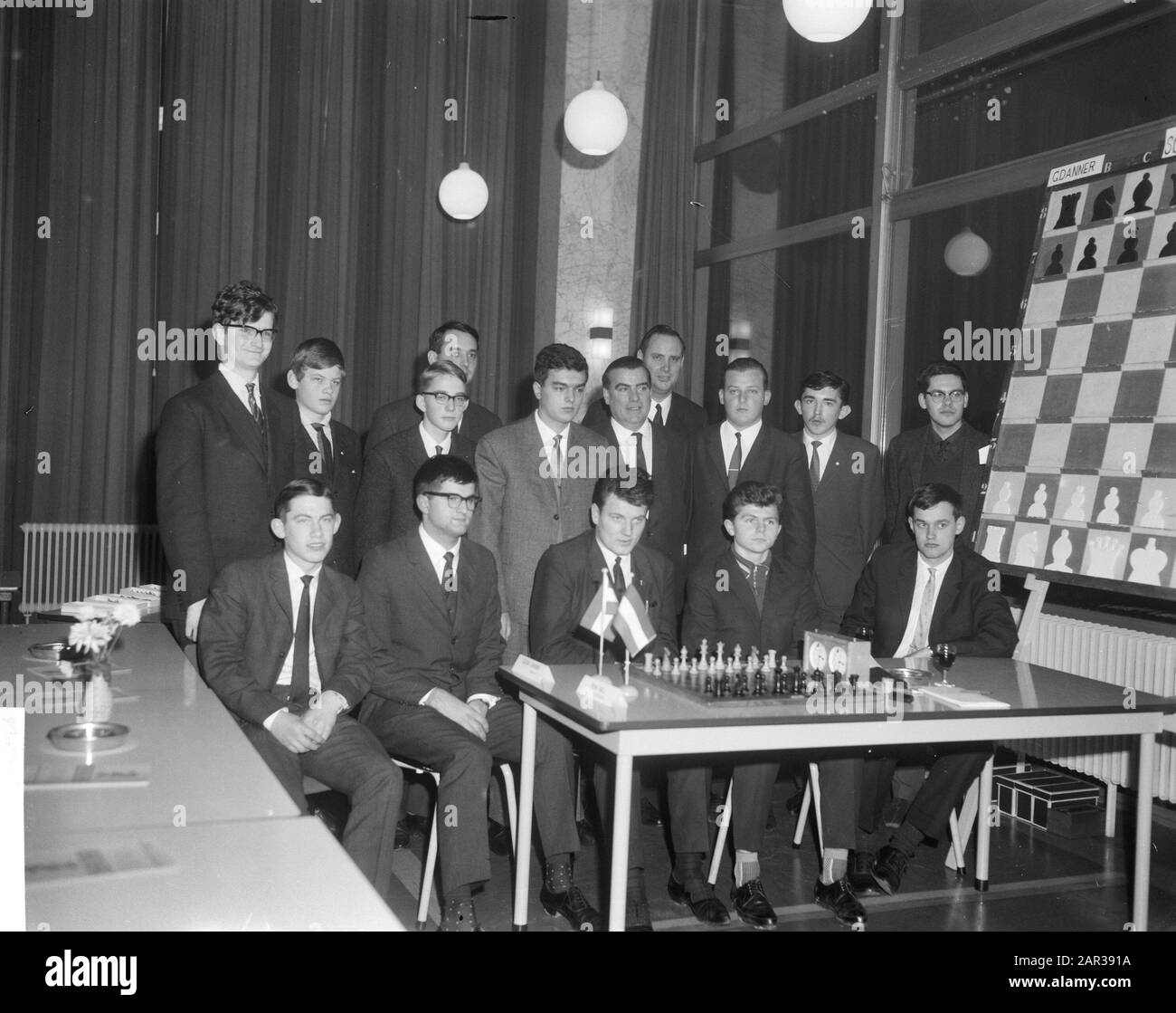 Torneo Internazionale Di Scacchi Giovanili A Groningen, Partecipanti: Andrew Whiteley (Gb), Lennart Liljedahl (Svezia), André Lombard (Svizzera), Mr. XX, Pedrag Ostojik (Z-Sl.), sig. YY, sig., Georg Pollak (Germania), Laszlo Vadasz (Ungheria), Hans Ree (NL). Prima Fila: Bent Contro Pedersen (Danimarca), Czeslaw Jedrzejek (Polonia), Georg Danner (Austria), Victor Kuprejtschik (Russia), Henk Ables (Nl). Data: 27 dicembre 1965 luogo: Groningen Parole Chiave: Ritratti di gruppo, scacchi, sport Foto Stock Torneo Internazionale Di Scacchi Giovanili A Groningen, Partecipanti: Andrew Whiteley (Gb), Lennart Liljedahl (Svezia), André Lombard (Svizzera), Mr. XX, Pedrag Ostojik (Z-Sl.), sig. YY, sig., Georg Pollak (Germania), Laszlo Vadasz (Ungheria), Hans Ree (NL). Prima Fila: Bent Contro Pedersen (Danimarca), Czeslaw Jedrzejek (Polonia), Georg Danner (Austria), Victor Kuprejtschik (Russia), Henk Ables (Nl). Data: 27 dicembre 1965 luogo: Groningen Parole Chiave: Ritratti di gruppo, scacchi, sport Foto Stock