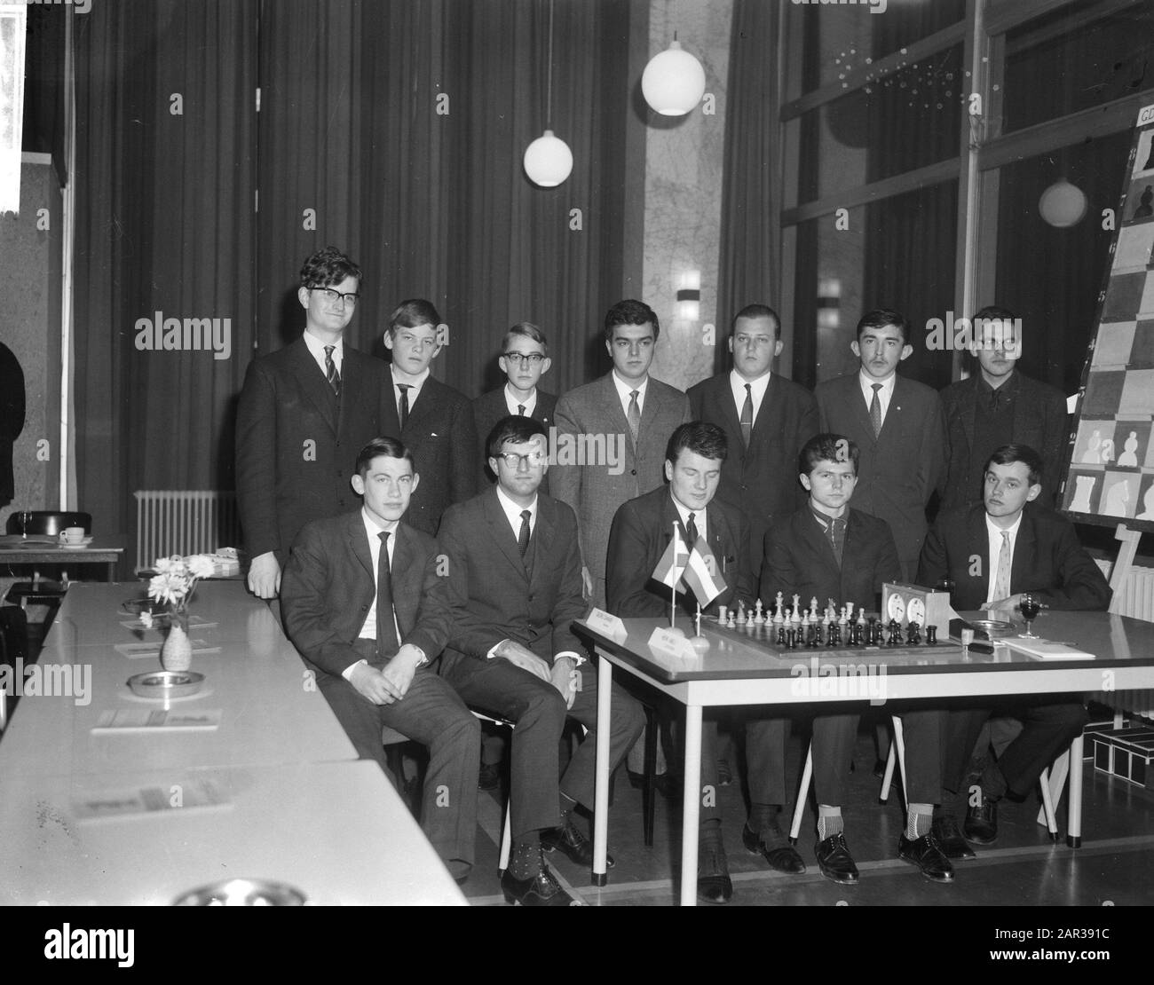 Torneo Internazionale Di Scacchi Giovanili A Groningen, Partecipanti: Andrew Whiteley (Gb), Lennart Liljedahl (Svezia), André Lombard (Svizzera), Pedrag Ostojik (Z-Sl.)/Georg Pollak (Germania), Laszlo Vadasz (Ungheria), Hans Ree (Nl). Prima Fila: Bent Contro Pedersen (Danimarca), Czeslaw Jedrzejek (Polonia), Georg Danner (Austria), Victor Kuprejtschik (Russia), Henk Ables (Nl). Data: 27 dicembre 1965 luogo: Groningen Parole Chiave: Ritratti di gruppo, scacchi, sport Foto Stock Torneo Internazionale Di Scacchi Giovanili A Groningen, Partecipanti: Andrew Whiteley (Gb), Lennart Liljedahl (Svezia), André Lombard (Svizzera), Pedrag Ostojik (Z-Sl.)/Georg Pollak (Germania), Laszlo Vadasz (Ungheria), Hans Ree (Nl). Prima Fila: Bent Contro Pedersen (Danimarca), Czeslaw Jedrzejek (Polonia), Georg Danner (Austria), Victor Kuprejtschik (Russia), Henk Ables (Nl). Data: 27 dicembre 1965 luogo: Groningen Parole Chiave: Ritratti di gruppo, scacchi, sport Foto Stock