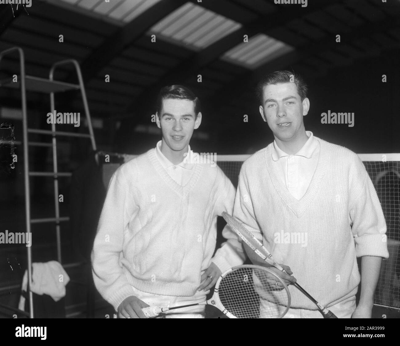 Campionati olandesi di Badminton, Huub van Ginneken (a destra) e Ruud van Ginneken Data: 16 aprile 1966 Parole Chiave: Badminton, Campionati Nome personale: Huub van Ginneken Foto Stock