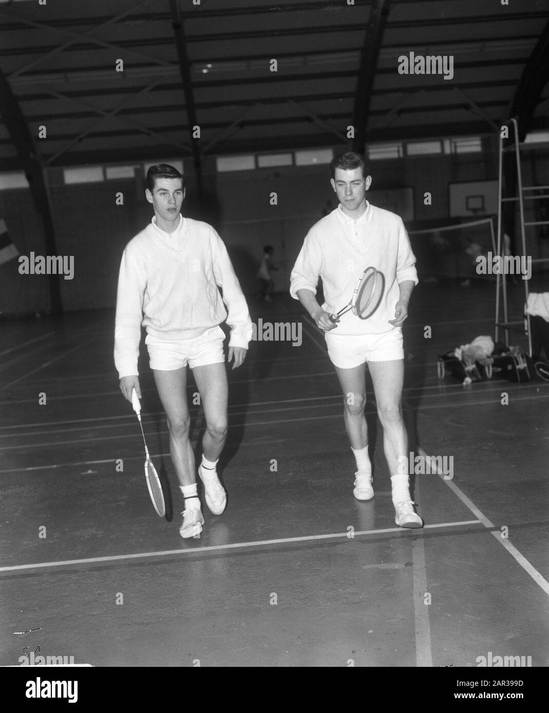 Campionati olandesi di Badminton, Huub van Ginneken (a destra) e Ruud van Ginneken Data: 16 aprile 1966 Parole Chiave: Badminton, Campionati Nome personale: Huub van Ginneken Foto Stock