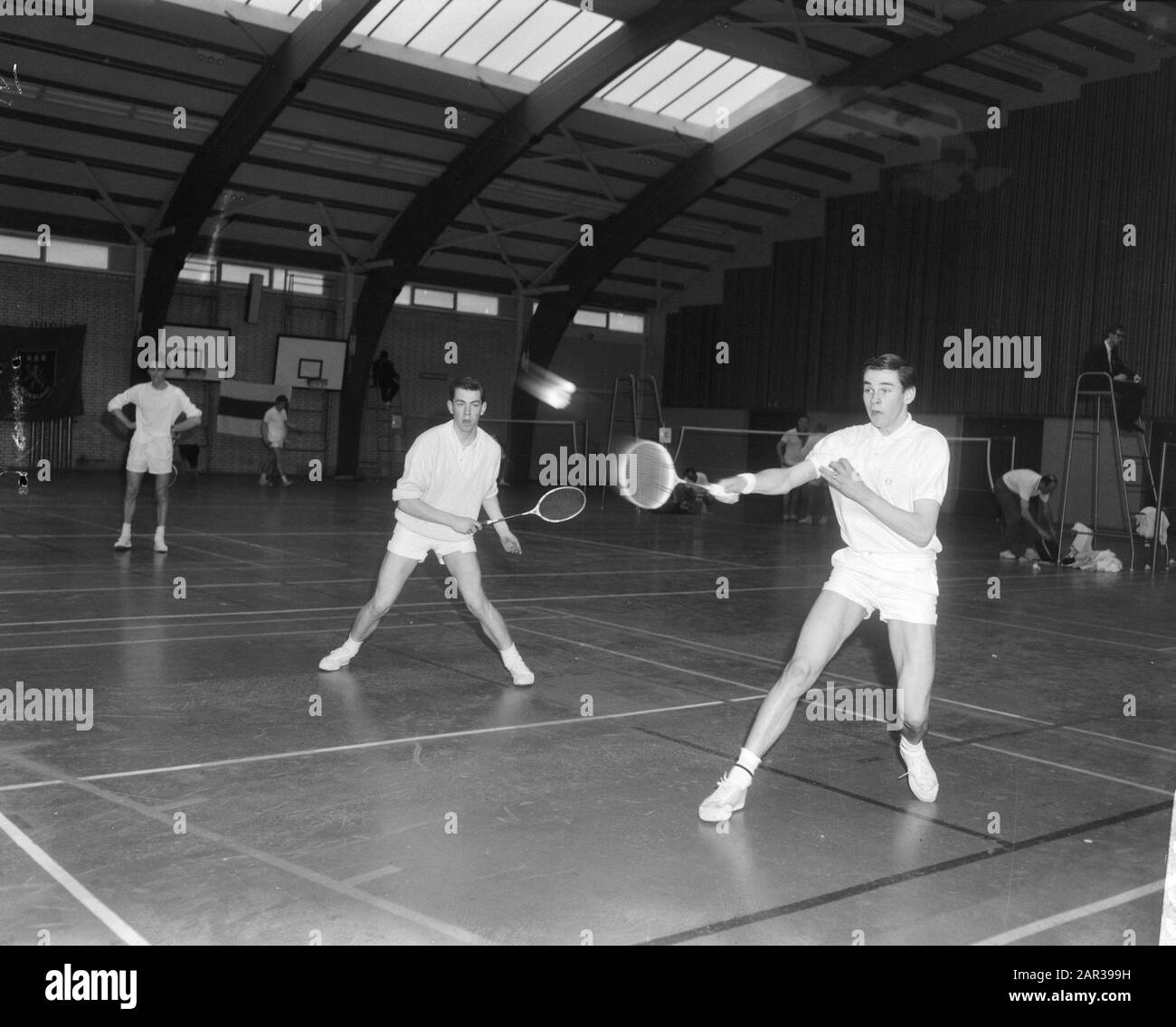 Campionati olandesi di Badminton, Ruud van Ginneken (a destra) e Huub van Ginneken Data: 16 aprile 1966 Parole Chiave: Badminton, Campionati Nome personale: Huub van Ginneken Foto Stock