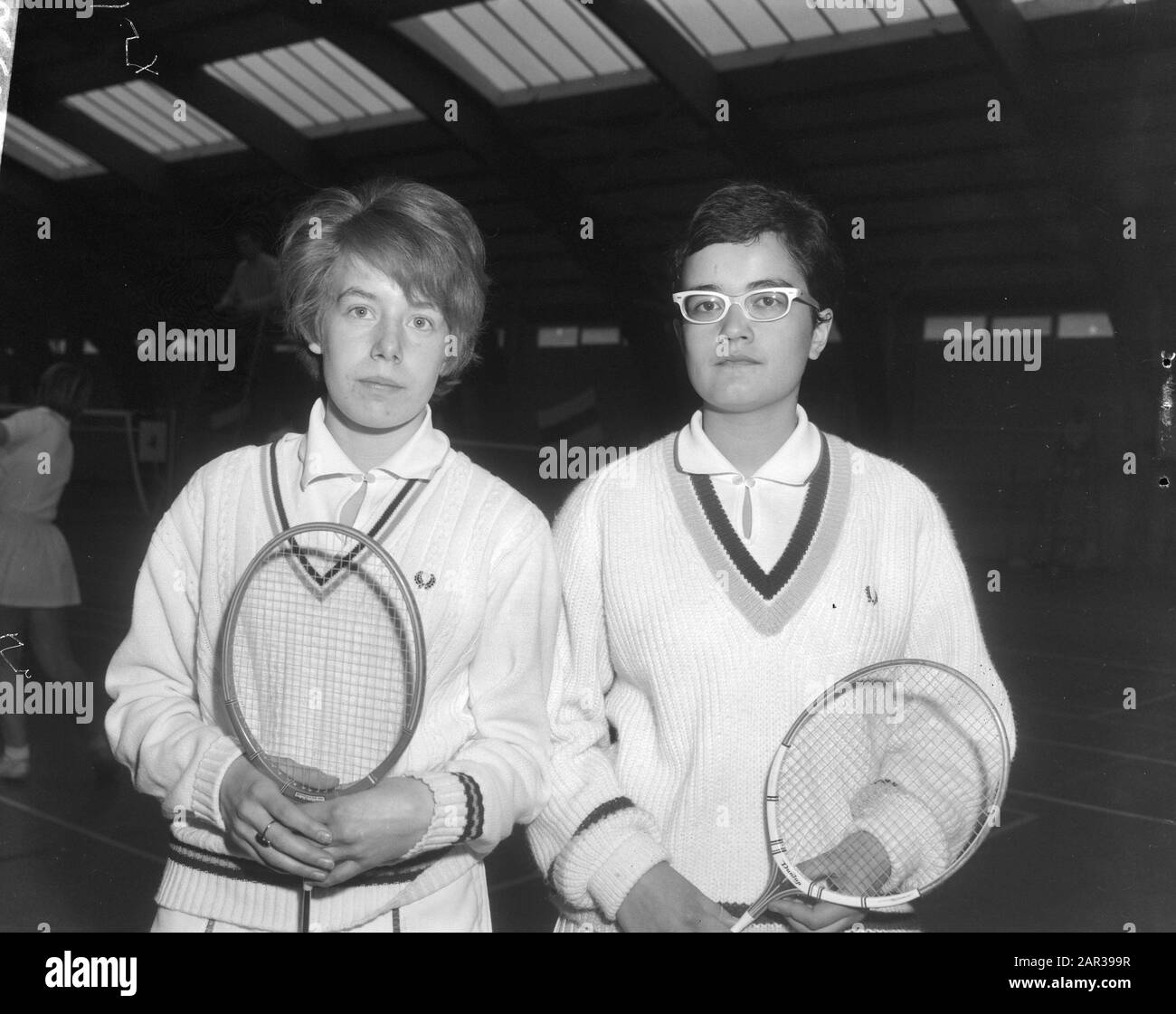 Campionato Olandese Di Badminton, Cavaliere Marja (L) E Metz Lilly Data: 16 Aprile 1966 Parole Chiave: Badminton, Campionati Foto Stock