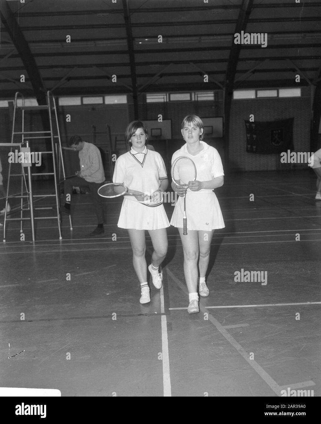 Campionato Olandese Di Badminton, Campione Agnes Geene (R) E Henriette Ernst Data: 16 Aprile 1966 Parole Chiave: Badminton, Campionati Nome Personale: Geene, Agnes Foto Stock