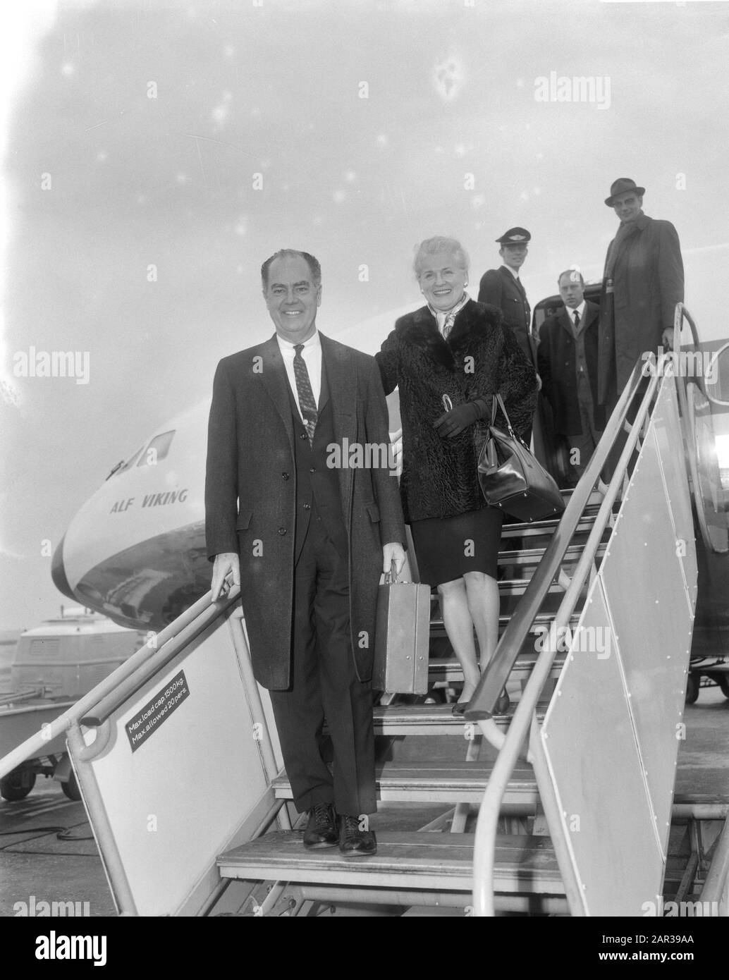 Dr. Walter H. Campbell (President Lions International) con moglie su scale aereo a Schiphol Data: 20 aprile 1966 Località: Noord-Holland, Schiphol Parole Chiave: Associazioni, aeroporti, presidenti Nome personale: Campbell Walter H. Foto Stock