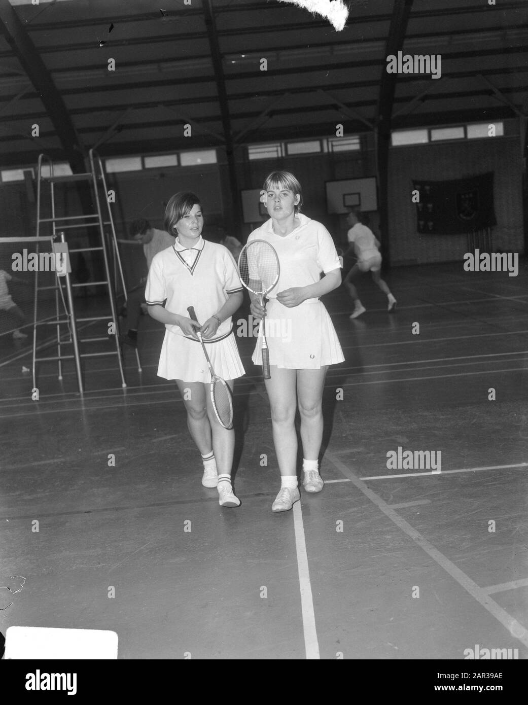 Campionato Olandese Di Badminton, Campione Agnes Geene (R) E Henriette Ernst Data: 16 Aprile 1966 Parole Chiave: Badminton, Campionati Nome Personale: Geene, Agnes Foto Stock