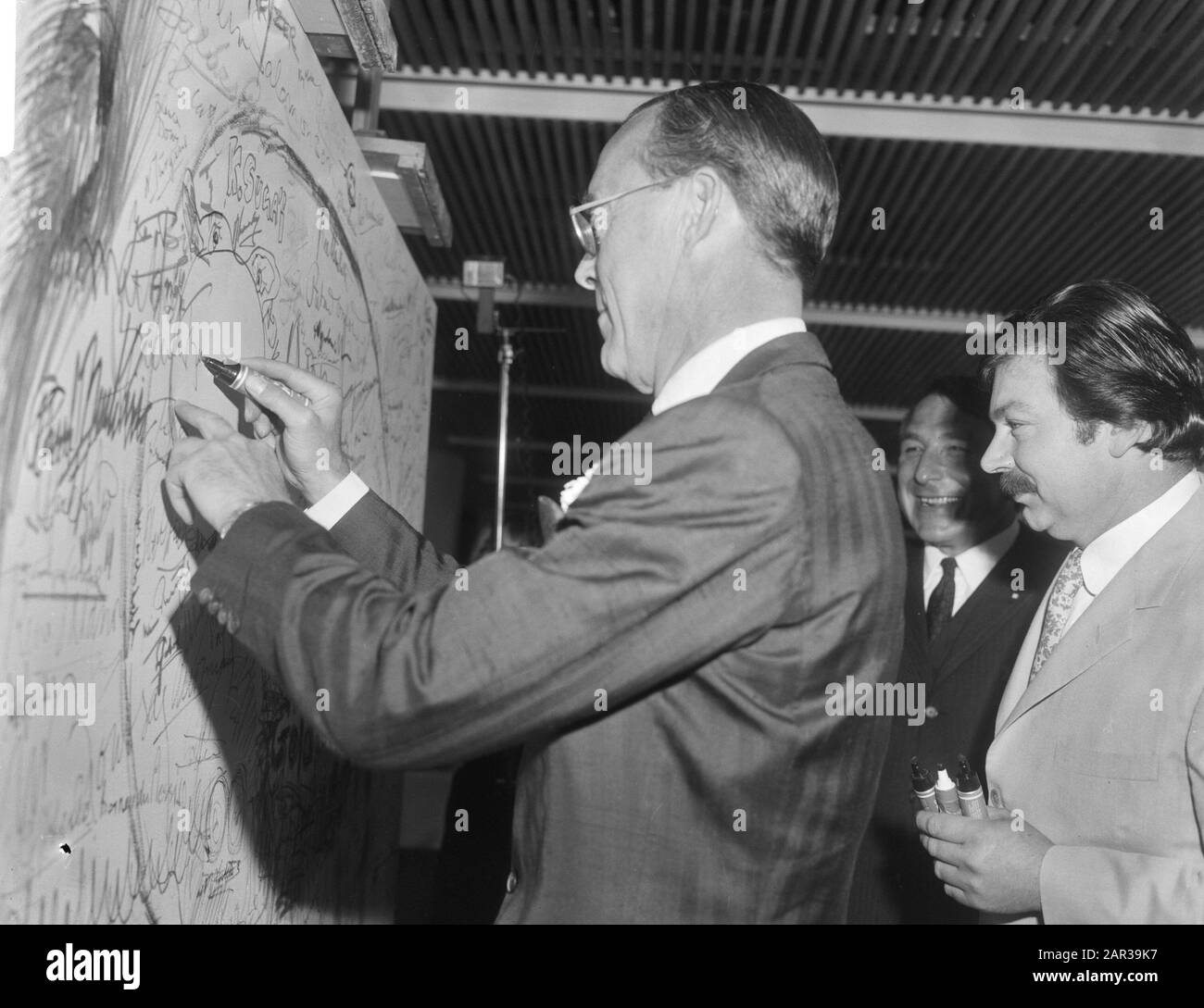 Prince Bernhard edificio aperto della Turnac Tabacco Company NV, il principe stabilisce firma Data: 11 maggio 1966 Nome personale: Bernhard, Prince Institution name: Turmac Tobacco Comp Foto Stock