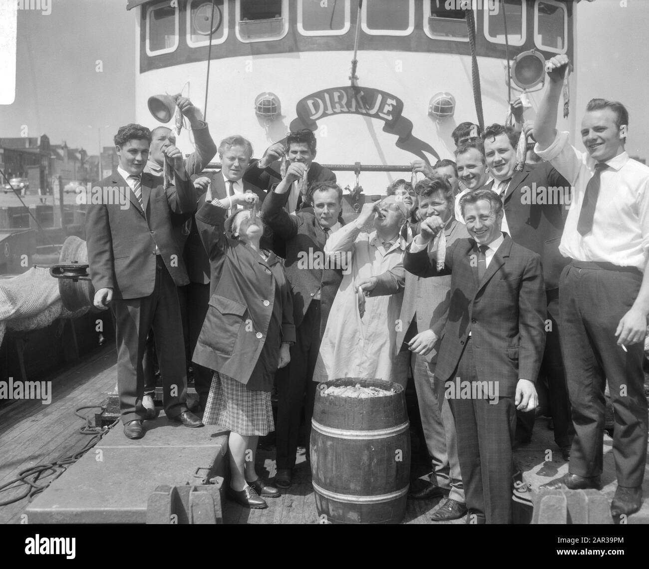 Primo olandese nuovo in IJmuiden, de Katwijk 54 Dirkje con skipper Maarten Guyt degustazione pari Data: 28 maggio 1966 luogo: IJmuiden Parole Chiave: Skipper Foto Stock