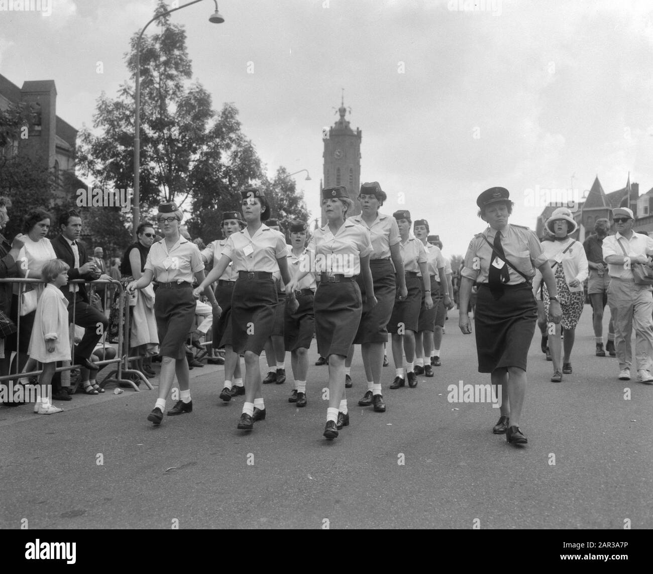 Quattro giorni Nijmegen, gruppo inglese ragazze sulla strada Data: 26 Luglio 1966 luogo: Nijmegen Parole Chiave: Ragazze, VIEMAG Foto Stock