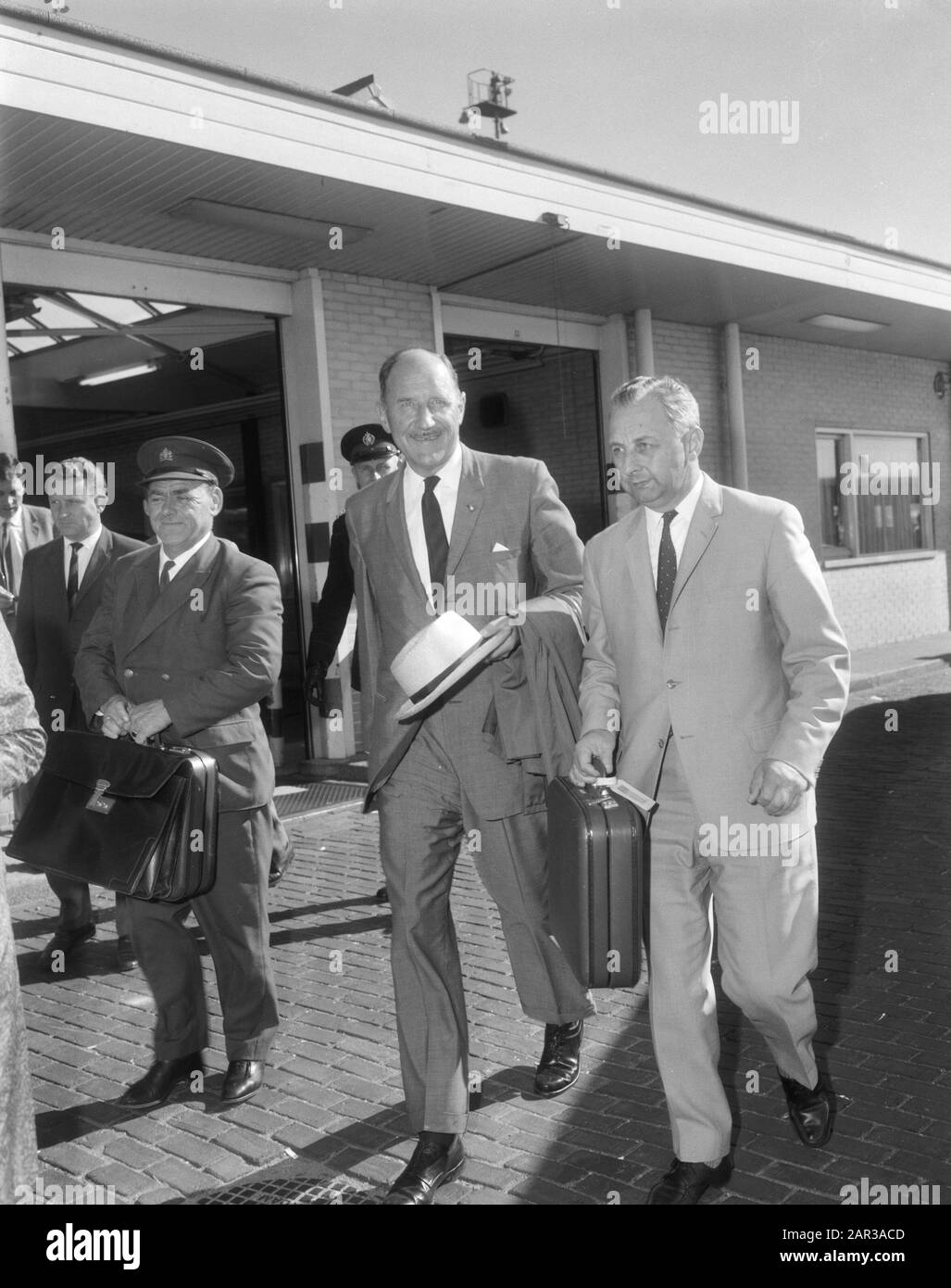 Minister Luns (con cappello di paglia) ritorno dalle vacanze a Schiphol Data: 17 agosto 1966 Località: Noord-Holland, Schiphol Parole Chiave: Feste Nome personale: LUN, J.A.M.H., Luns, Joseph Foto Stock