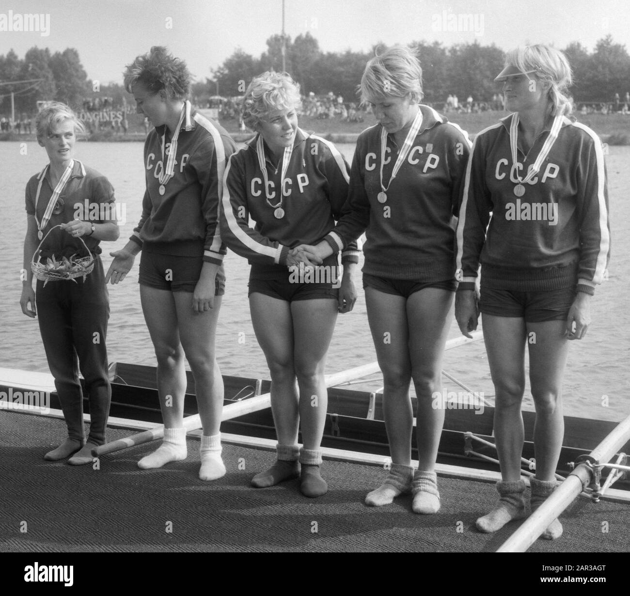 Campionati europei di aratura femminile 1966 al Bosbaan di Amsterdam. Celebrazione dei quattro russi con la moglie dello sterzo; Foto Stock
