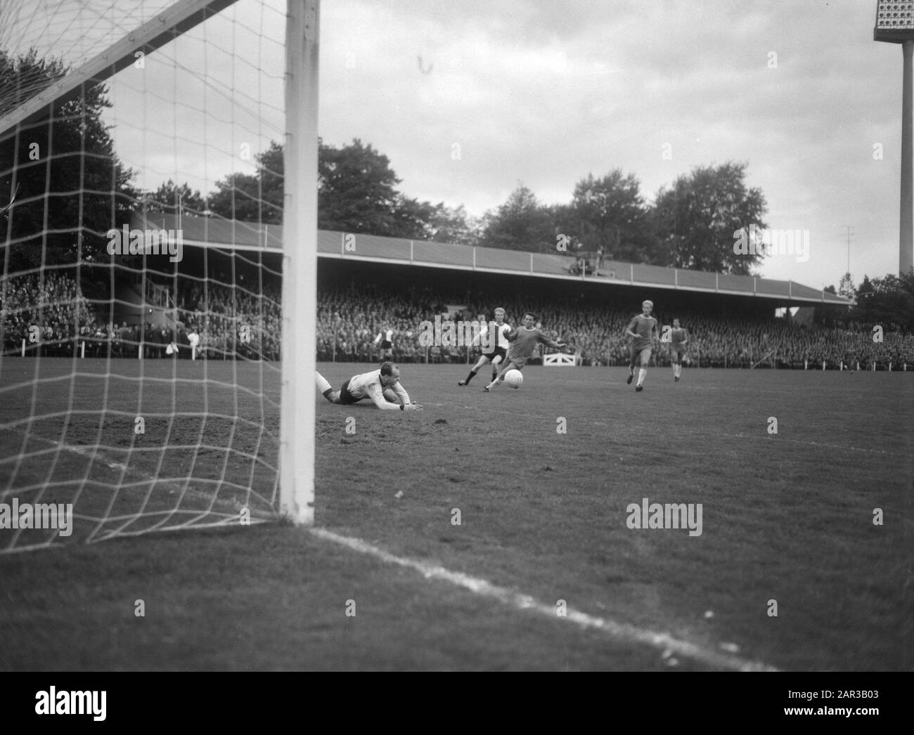 Partita di calcio PSV - Feyenoord: 2-2 momento del gioco Annotazione: Portiere PSV Heijink a terra. Links Ruud Geels (Feyenoord) Data: 2 Ottobre 1966 Luogo: Eindhoven, Noord-Brabant Parole Chiave: Sport, Calcio Nome Dell'Istituzione: Psv Foto Stock