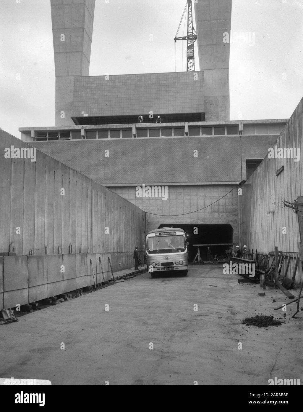 Lavori durante la costruzione del tunnel IJ ad Amsterdam per la prima volta due autobus con rappresentanti della stampa della parte settentrionale del tunnel IJ Data: 4 ottobre 1966 Località: Amsterdam, Noord-Holland Parole Chiave: Attività di costruzione, autobus, gallerie, costruzione di strade Foto Stock