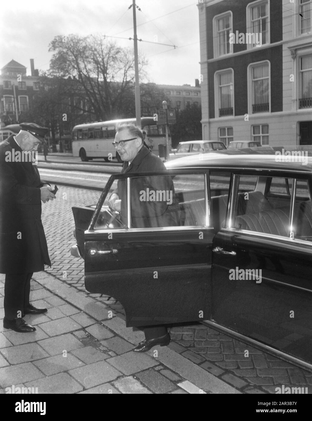 Cabinet Crisis 1966: La notte di Schmelzer Group presidente DEL KVP Kees van der Ploeg arriva alla carica di Drs. W.K.N. (Norbert) Schmelzer (KVP) Data: 19 ottobre 1966 luogo: L'Aia, Zuid-Holland Parole Chiave: Crisi del gabinetto, parlamentari, nome Della Persona politica: Ploeg, Cornelis Johannes van der Foto Stock