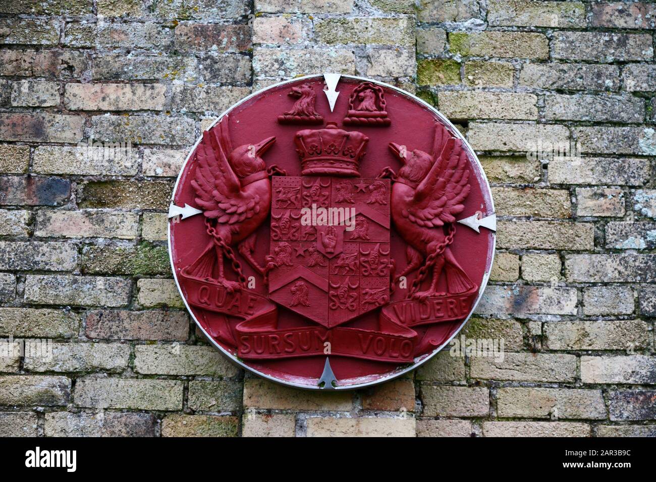 Stemma del conte di Dunraven sul muro in giardini murati che erano una volta parte della tenuta del castello di Dunraven, South Glamorgan, Galles, Regno Unito Foto Stock